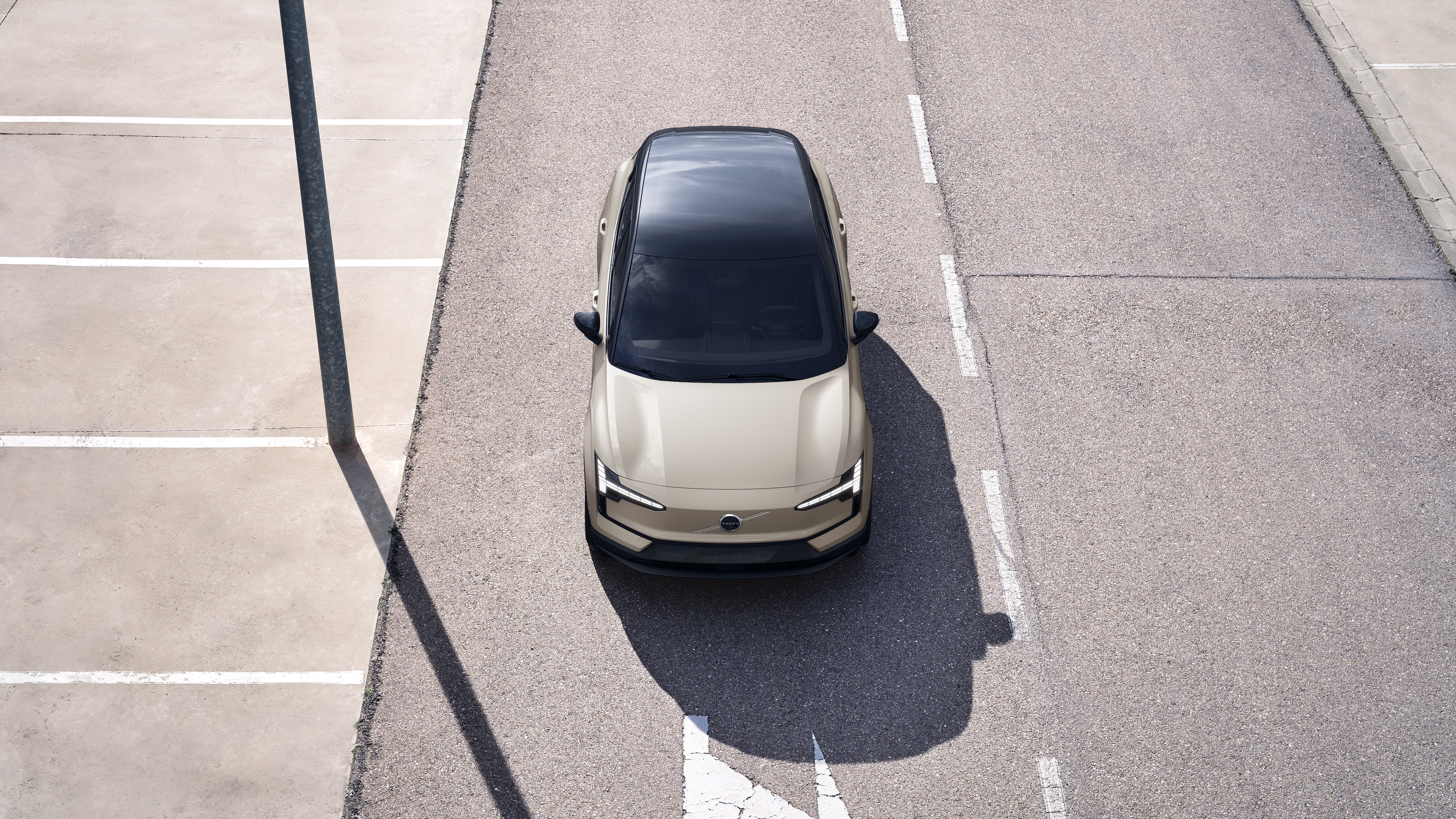 Esterno di una Volvo vista di tre quarti sullo sfondo di una strada urbana, con un lato, il tetto e parte della parte anteriore.