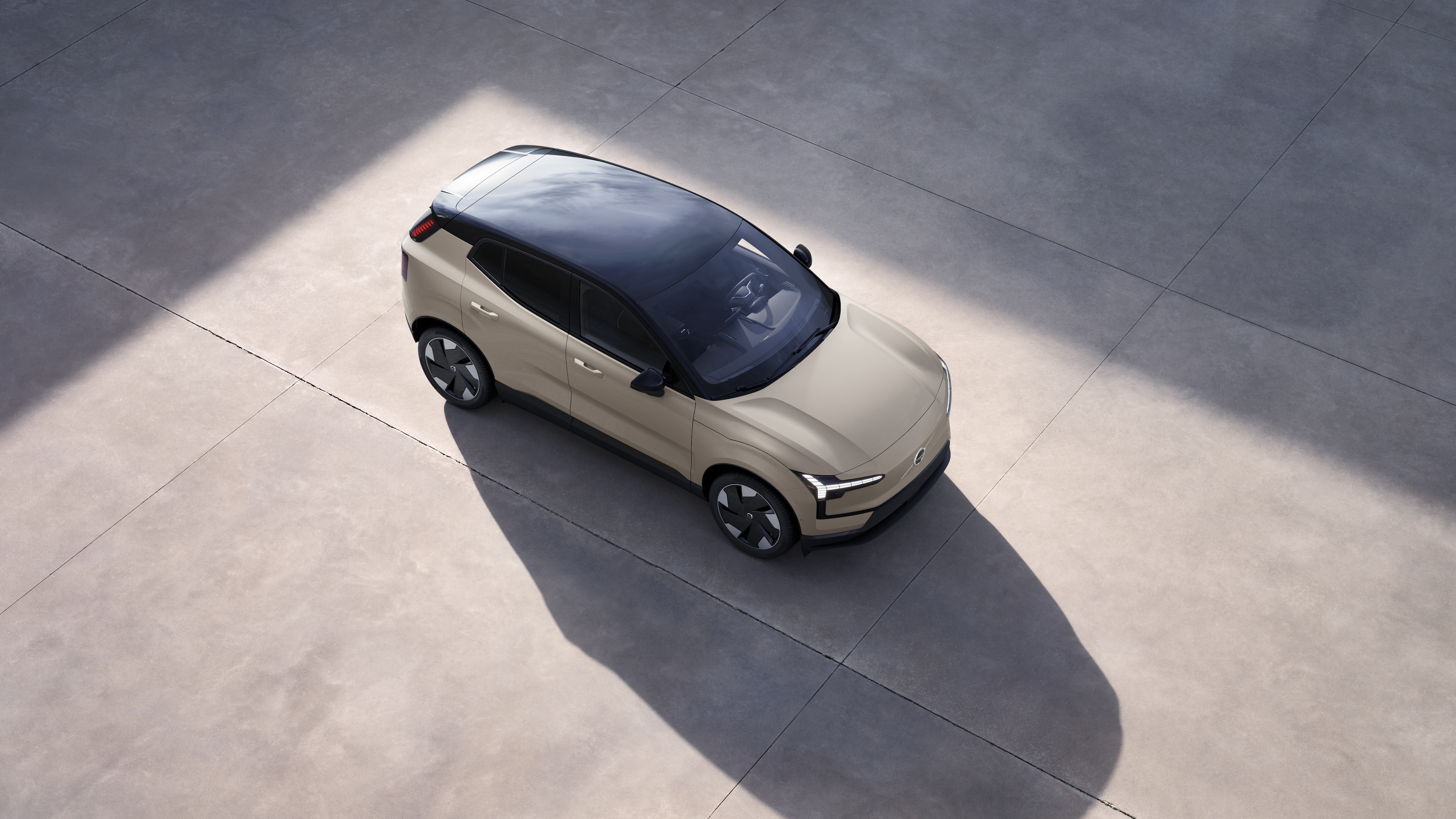 El exterior del vehículo Volvo se muestra desde arriba en un fondo de estudio liso.