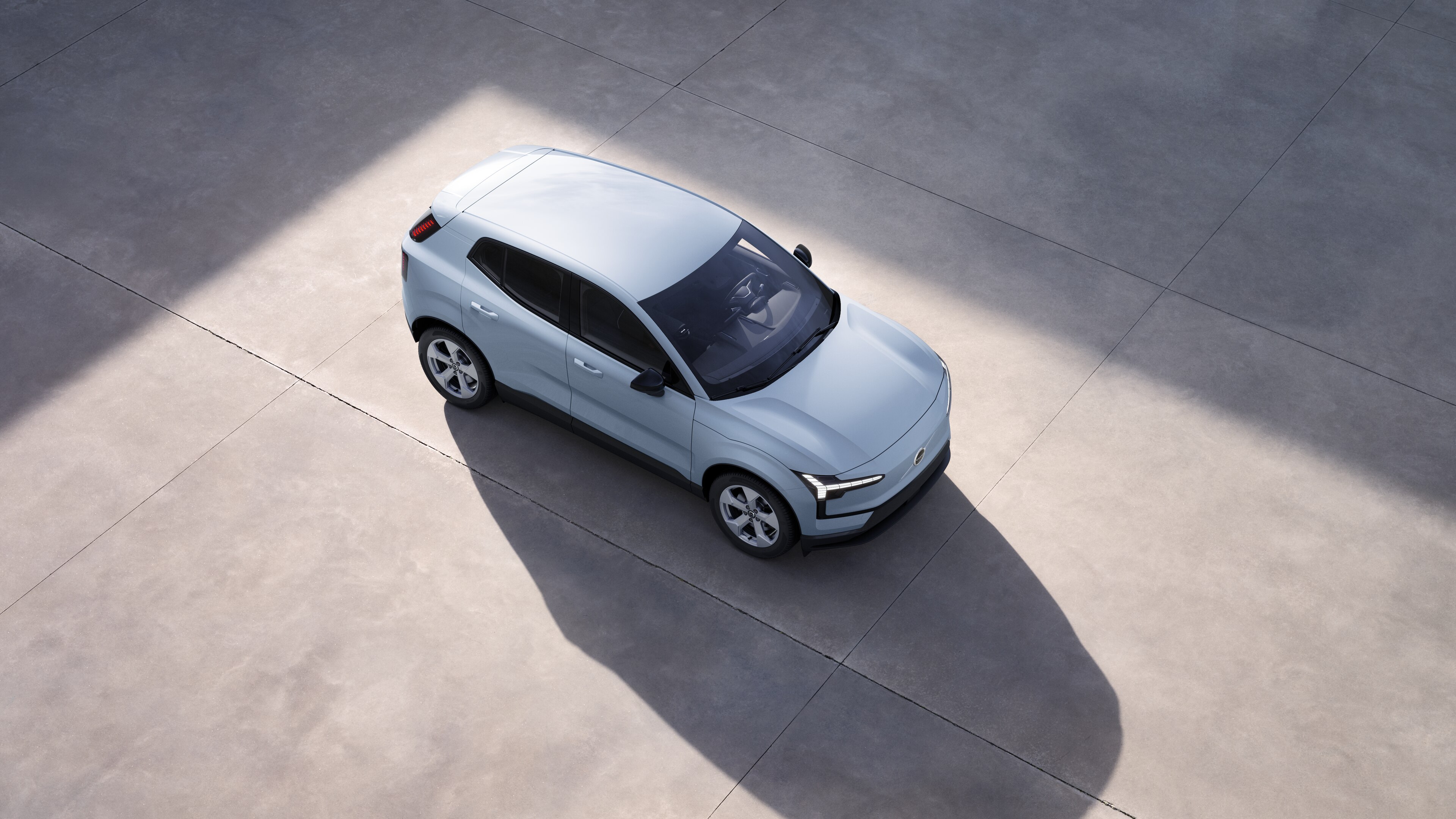 Extérieur de la Volvo vu d’en haut sur un fond de studio uni.
