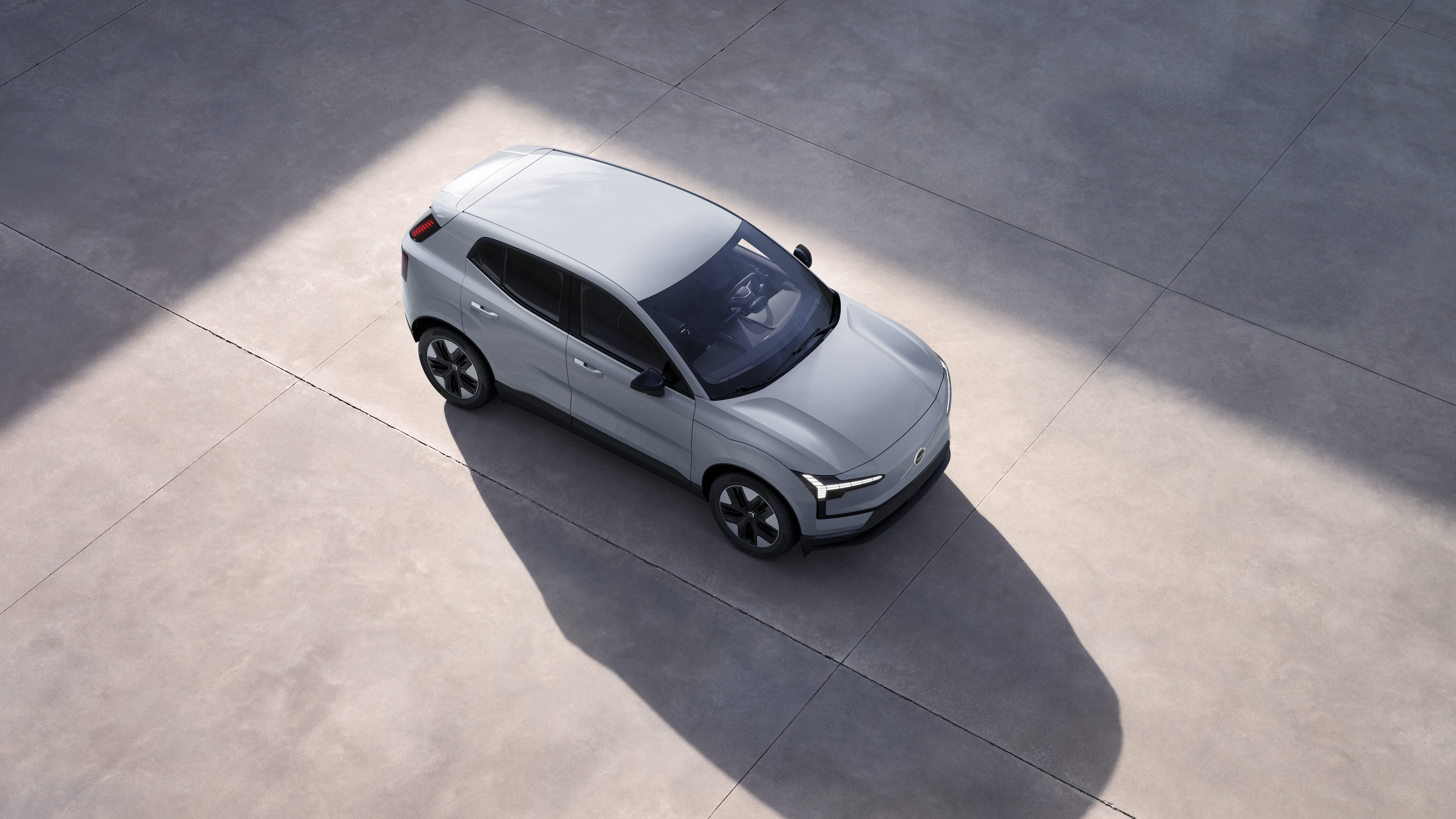 Esterno di un'auto Volvo mostrato dall'alto sullo sfondo di un semplice studio.