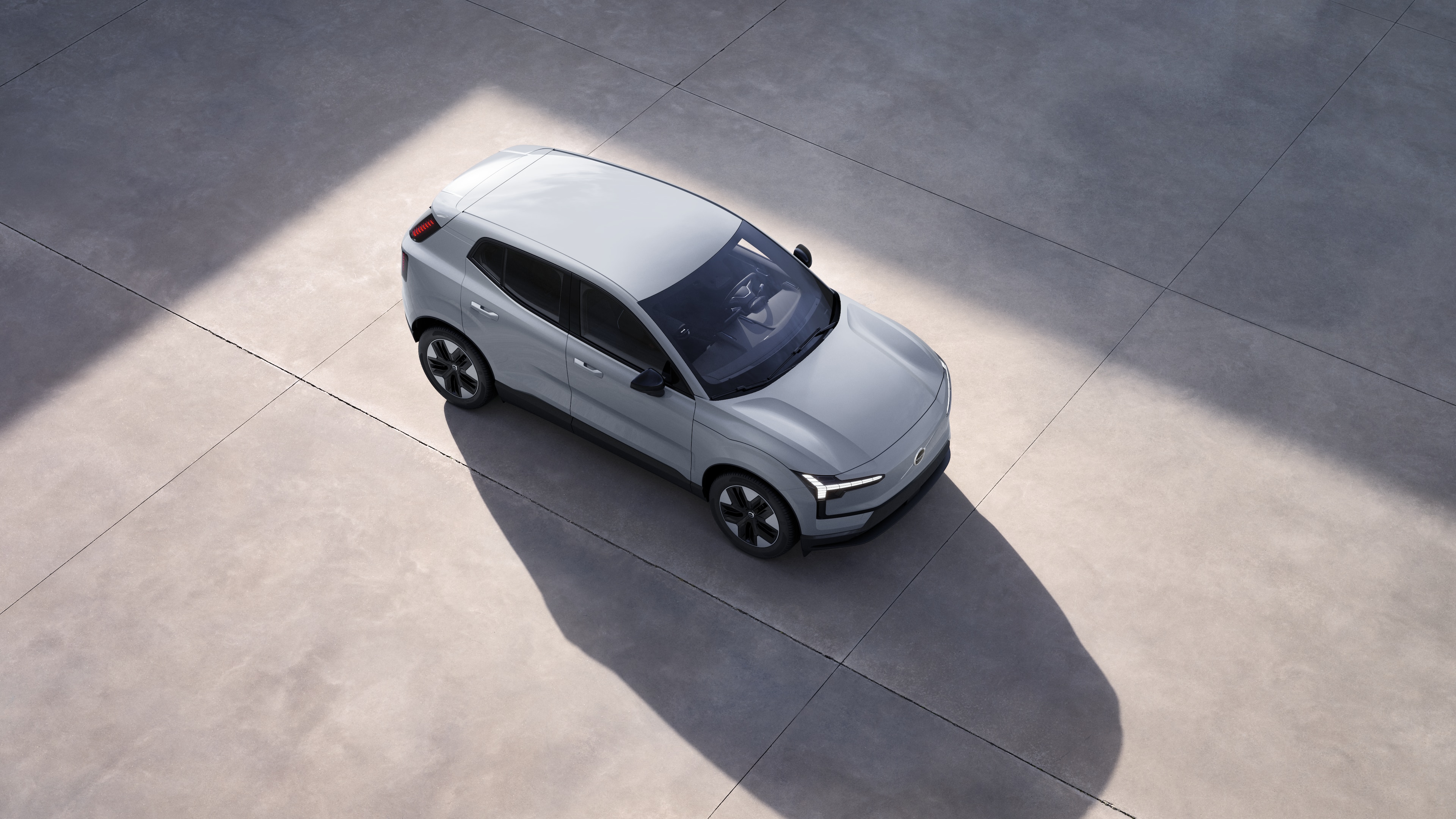 Extérieur d’une Volvo vu d’en haut en arrière-plan d’un studio.