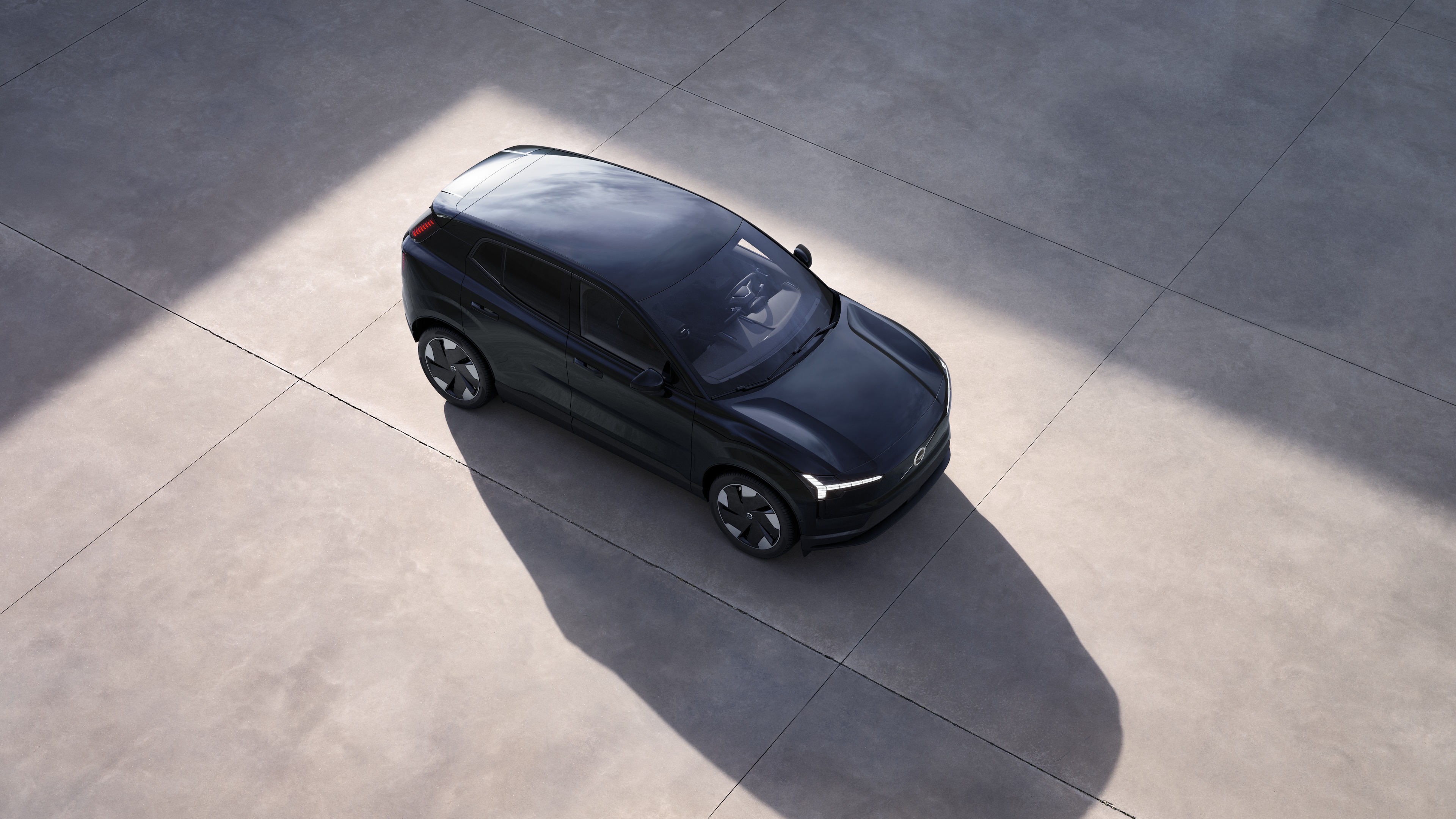 Extérieur de la Volvo vu d’en haut sur un fond de studio uni.