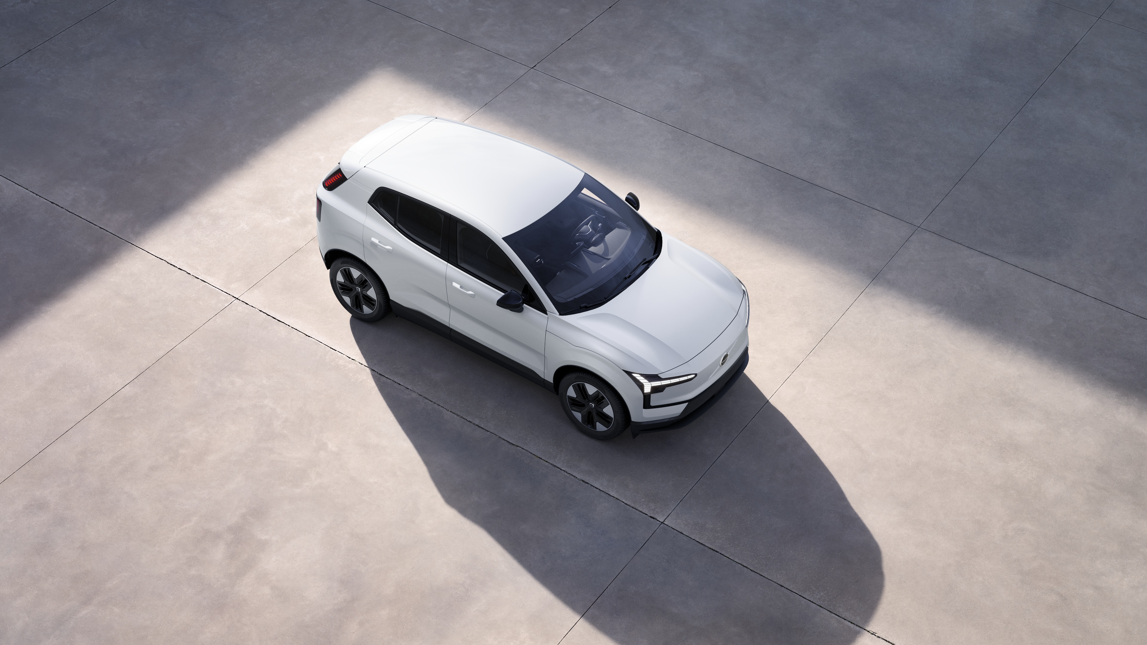 Extérieur d’une Volvo vu d’en haut en arrière-plan d’un studio.