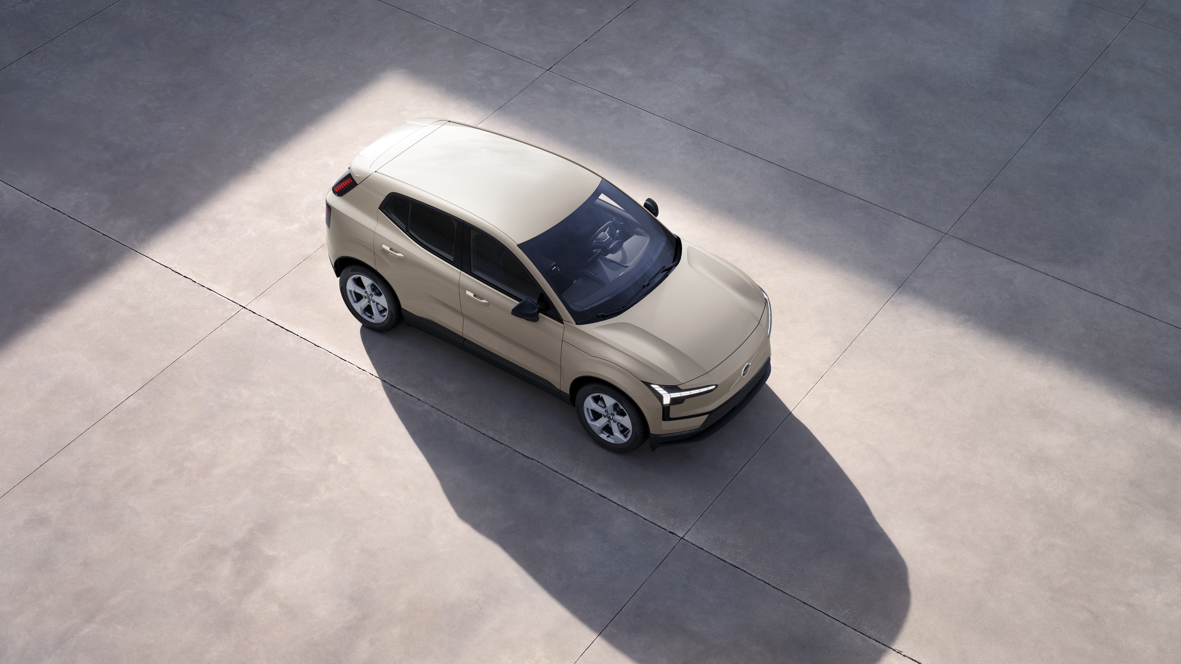 Das Äußere eines Volvo Fahrzeugs von oben im schlichten Studiohintergrund gezeigt.