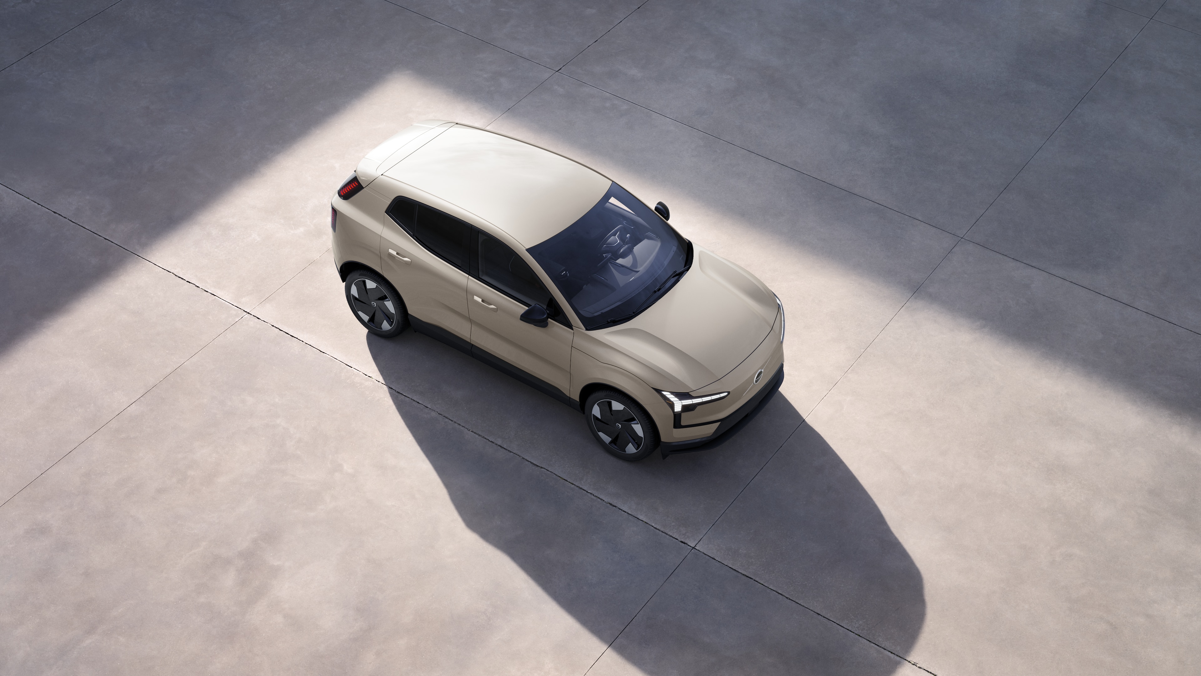 L’extérieur d’une voiture Volvo, vu d’en haut, dans un studio uni.