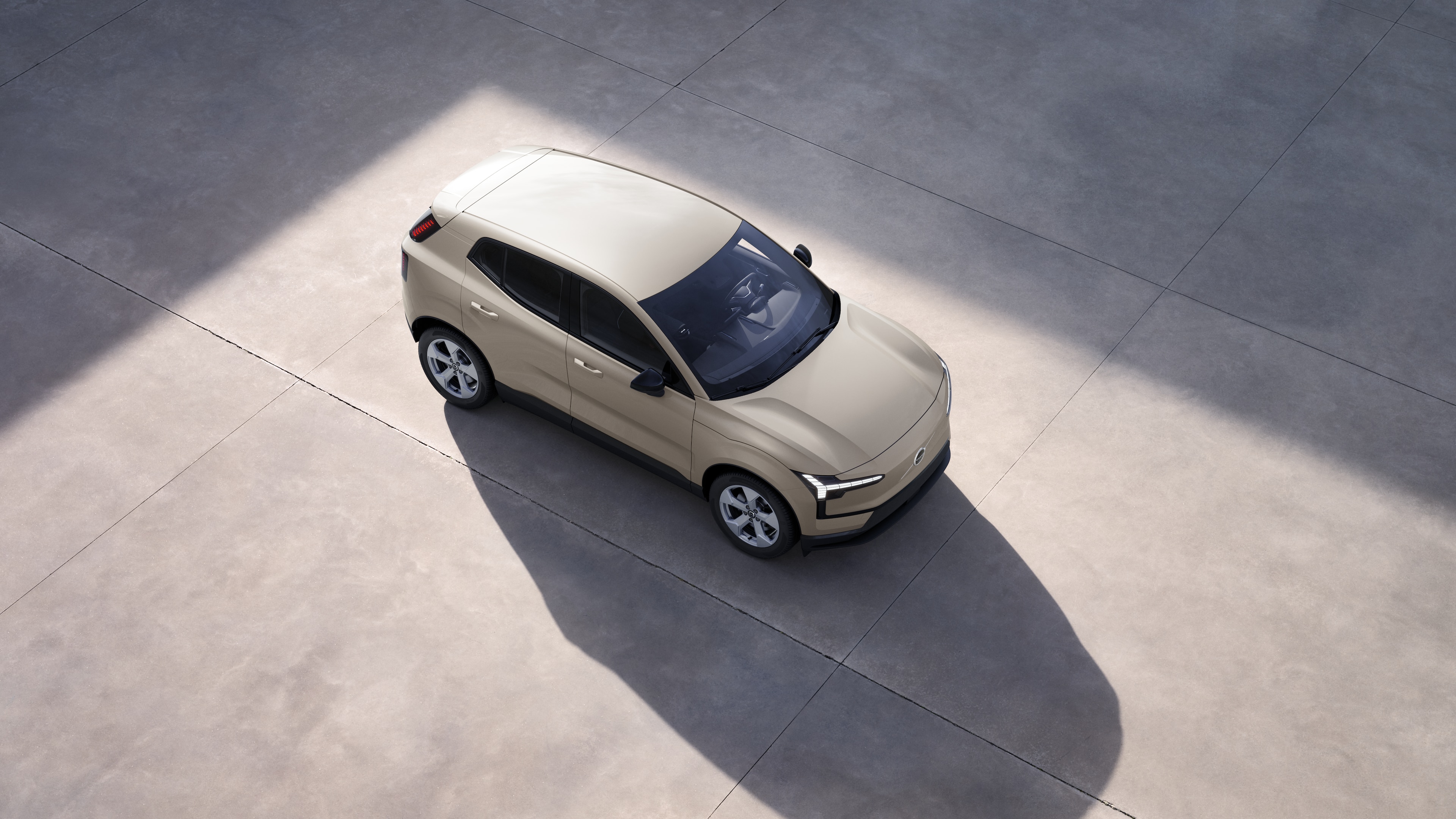 Das Äußere eines Volvo Fahrzeugs von oben im schlichten Studiohintergrund gezeigt.