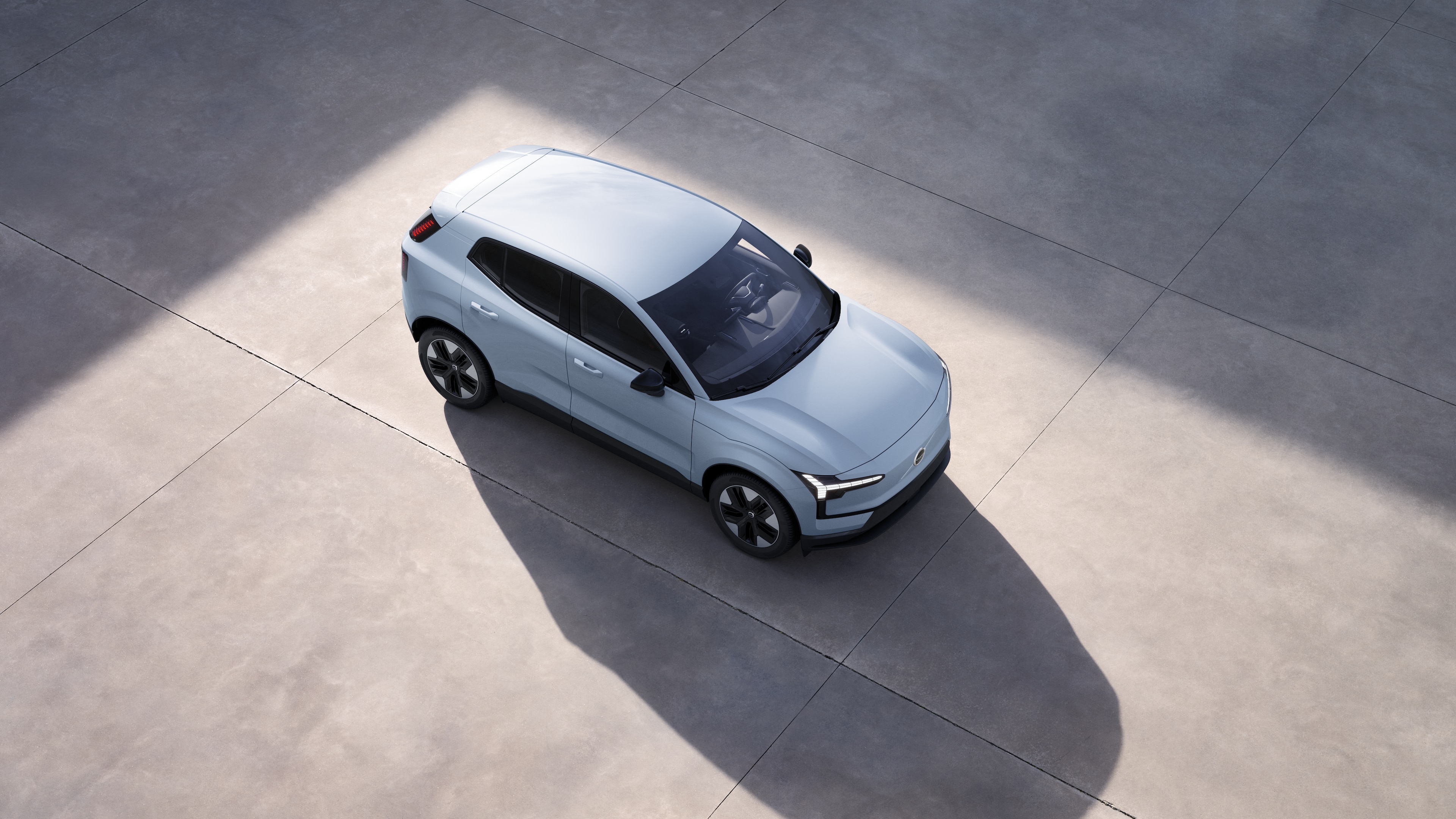 Extérieur d’une Volvo vu d’en haut en arrière-plan d’un studio.