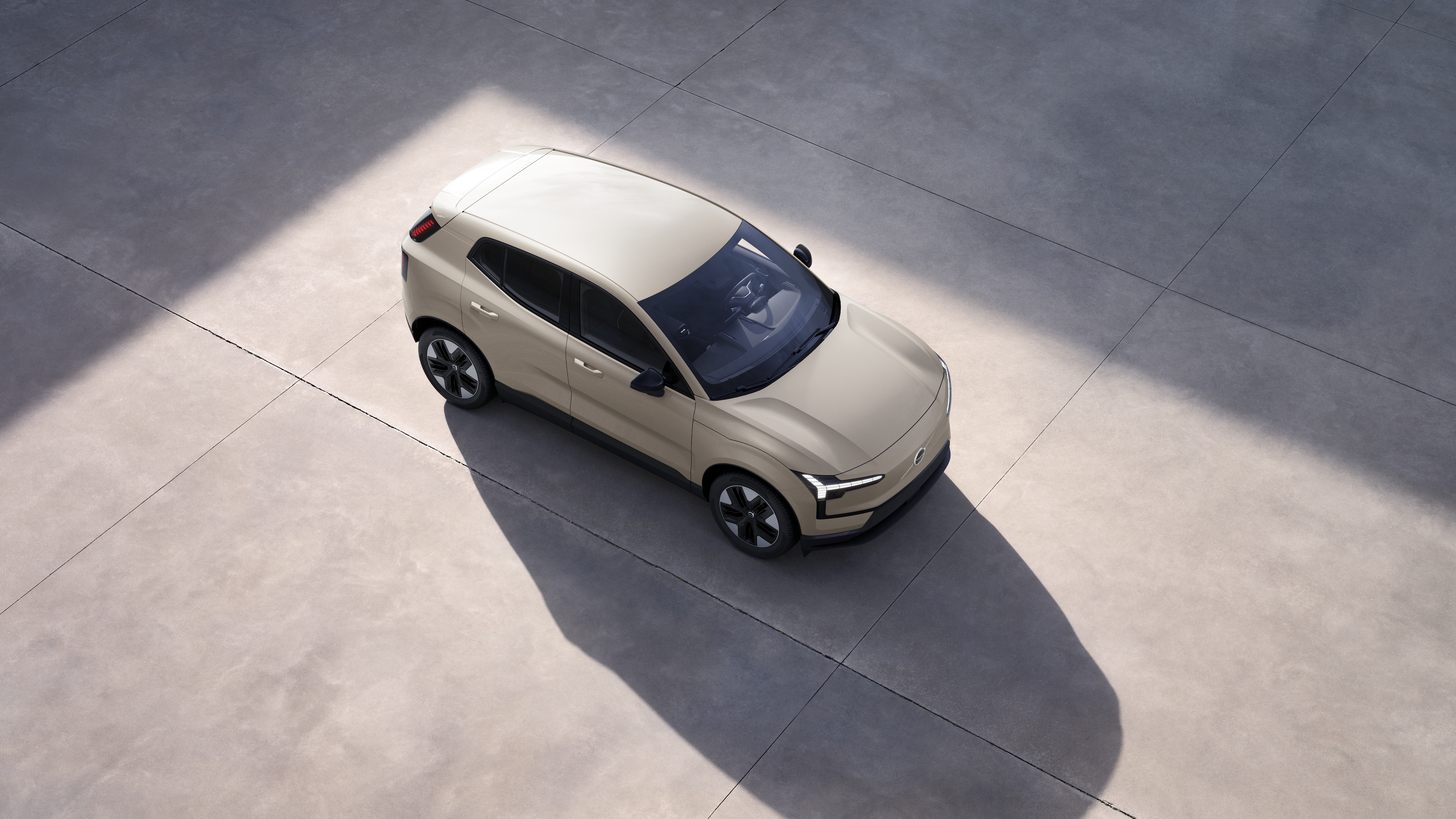 Extérieur d’une Volvo vu d’en haut en arrière-plan d’un studio.