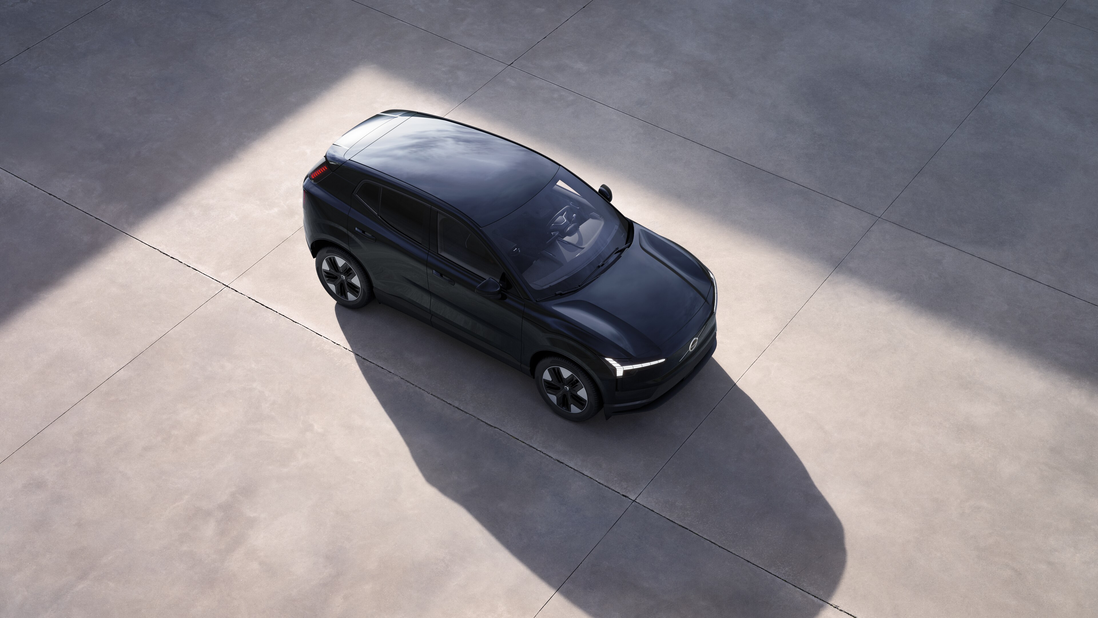Extérieur de la Volvo vu d’en haut sur un fond de studio uni.