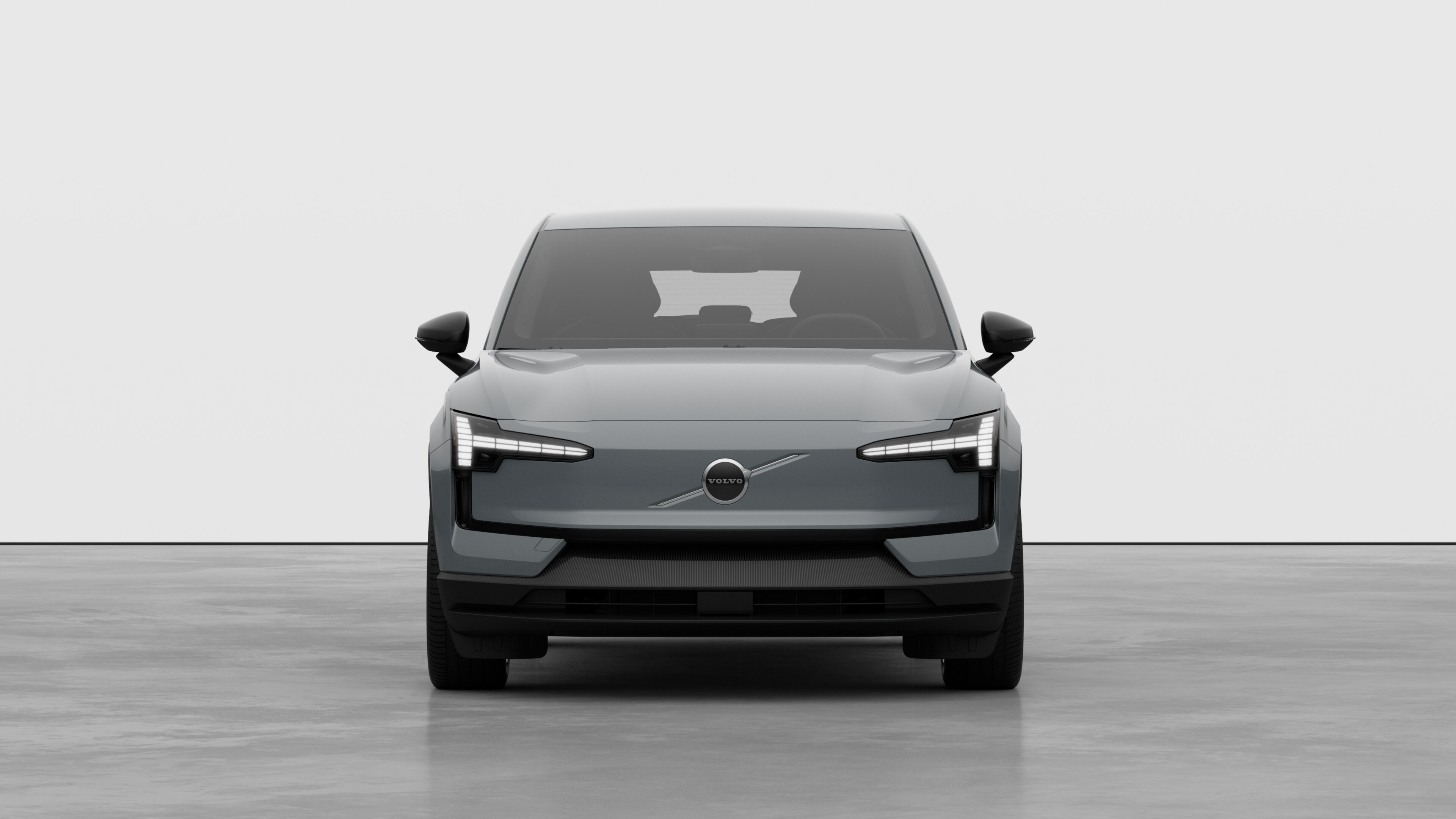 Vue avant d’une Volvo dans un studio uni.