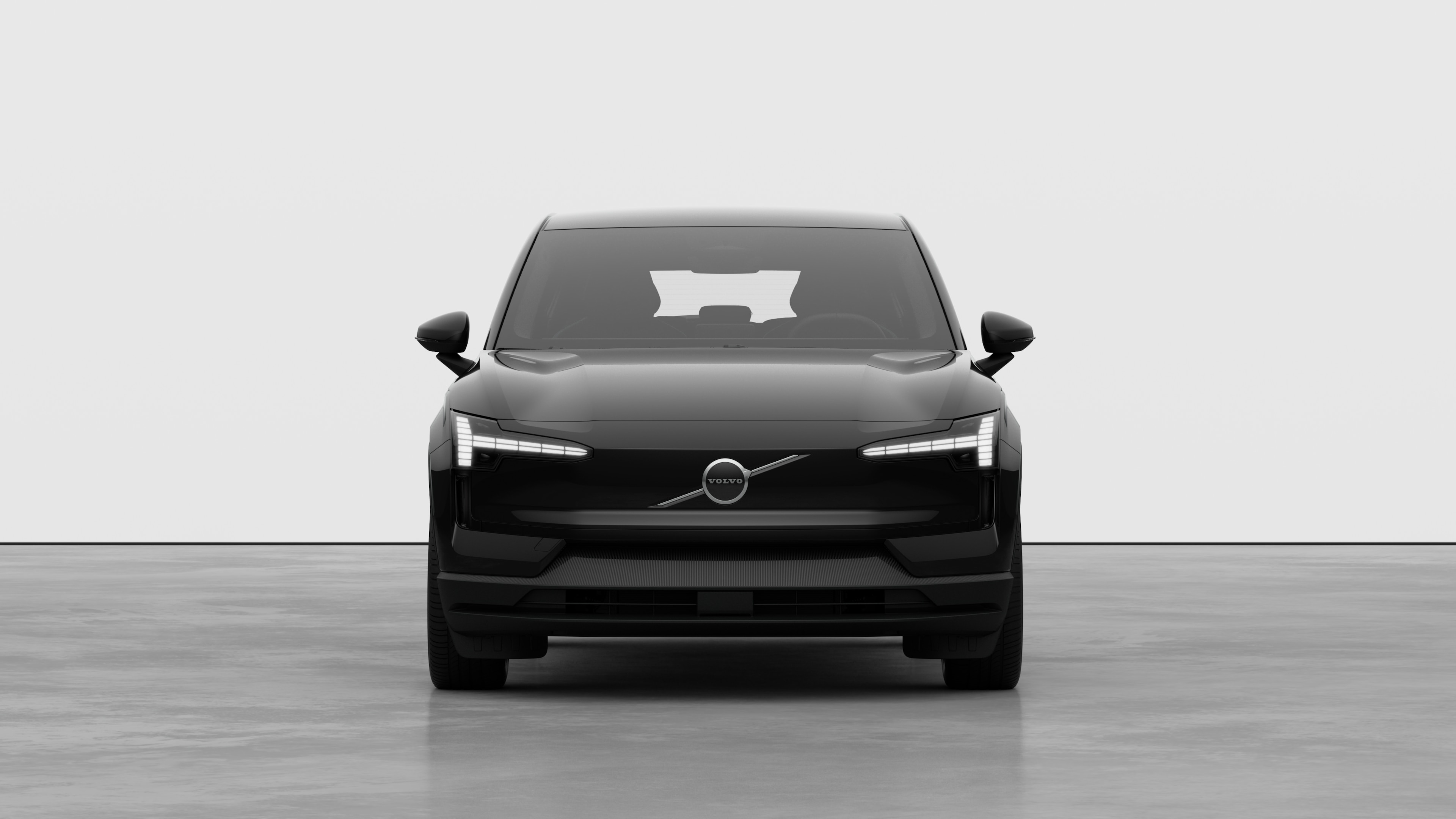 Vista frontale di un'auto Volvo sullo sfondo di un semplice studio.