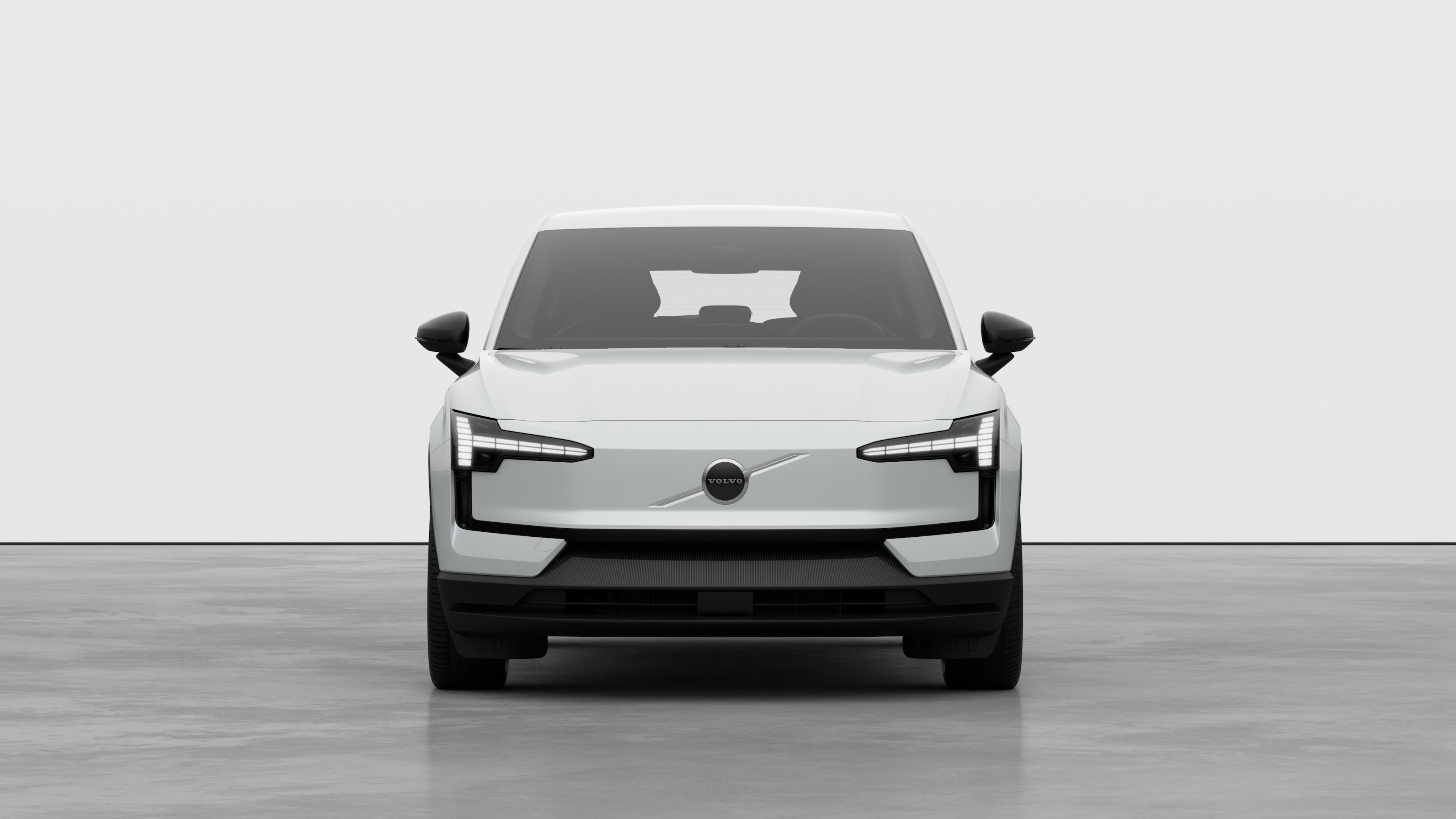 Vista frontale di un'auto Volvo sullo sfondo di un semplice studio.