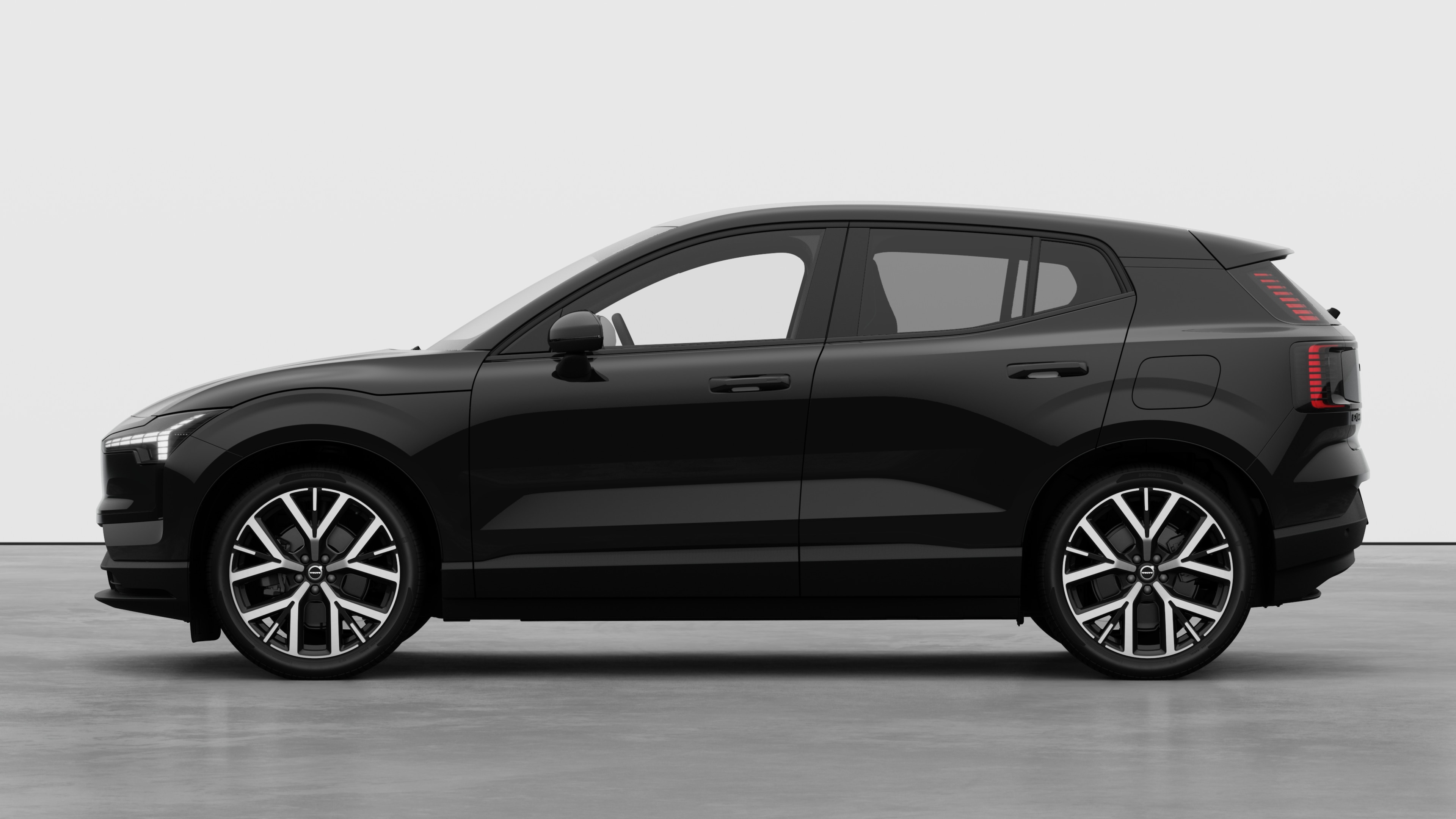 Volvo vue latérale sur un fond de studio. Aucun détail ou identifiant supplémentaire n’est présent.