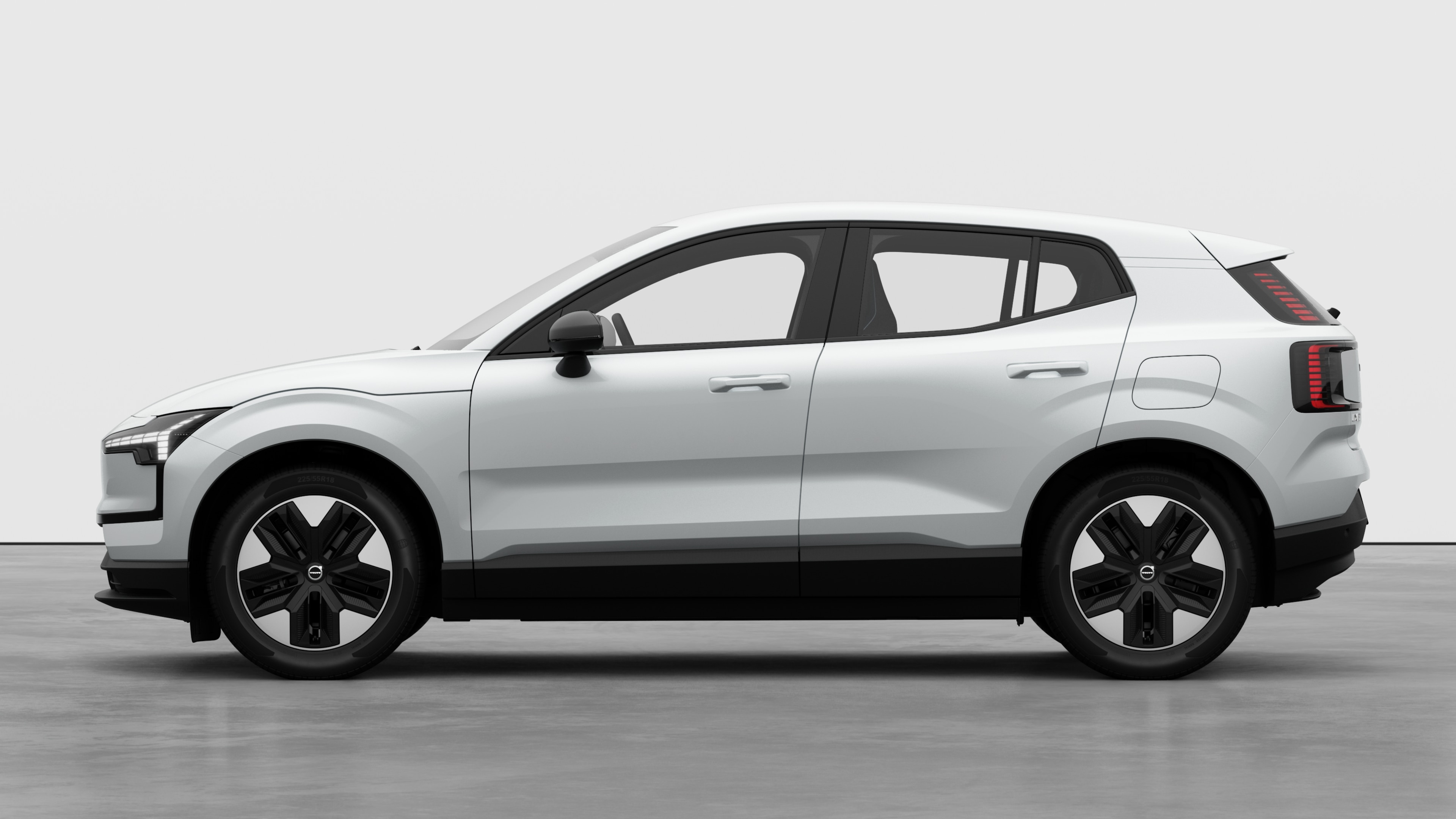 Un'auto Volvo vista laterale su uno sfondo in studio. Non sono presenti ulteriori dettagli o identificatori.