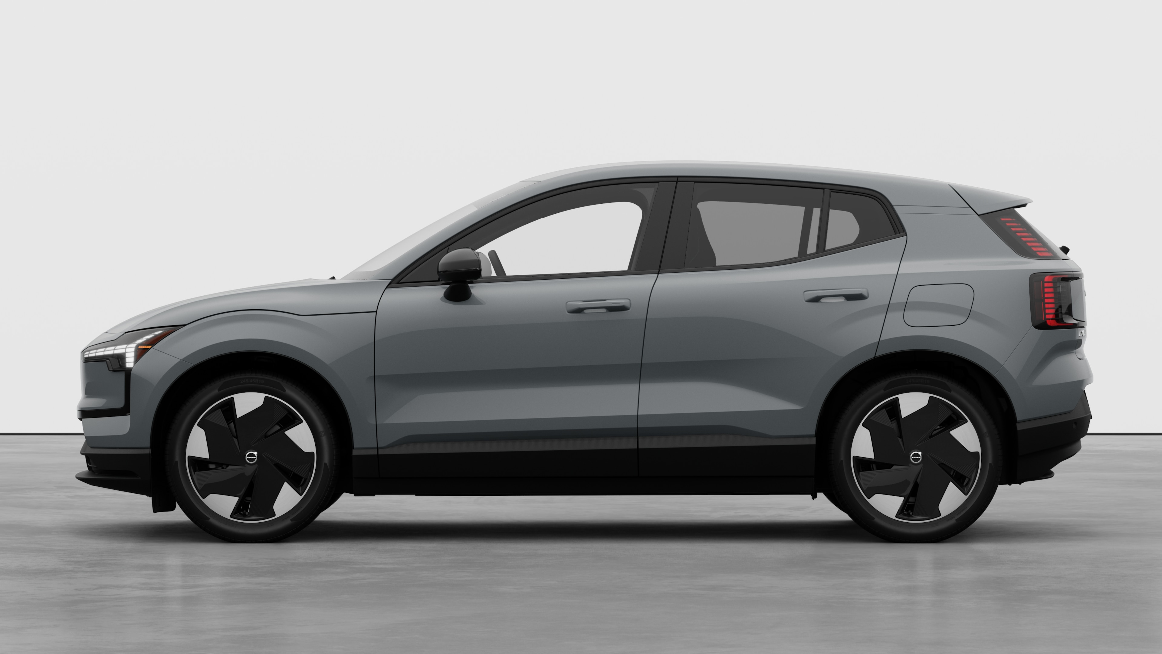 Voiture Volvo vue latérale sur un simple fond de studio. Aucun détail ou identifiant supplémentaire n’est présent.