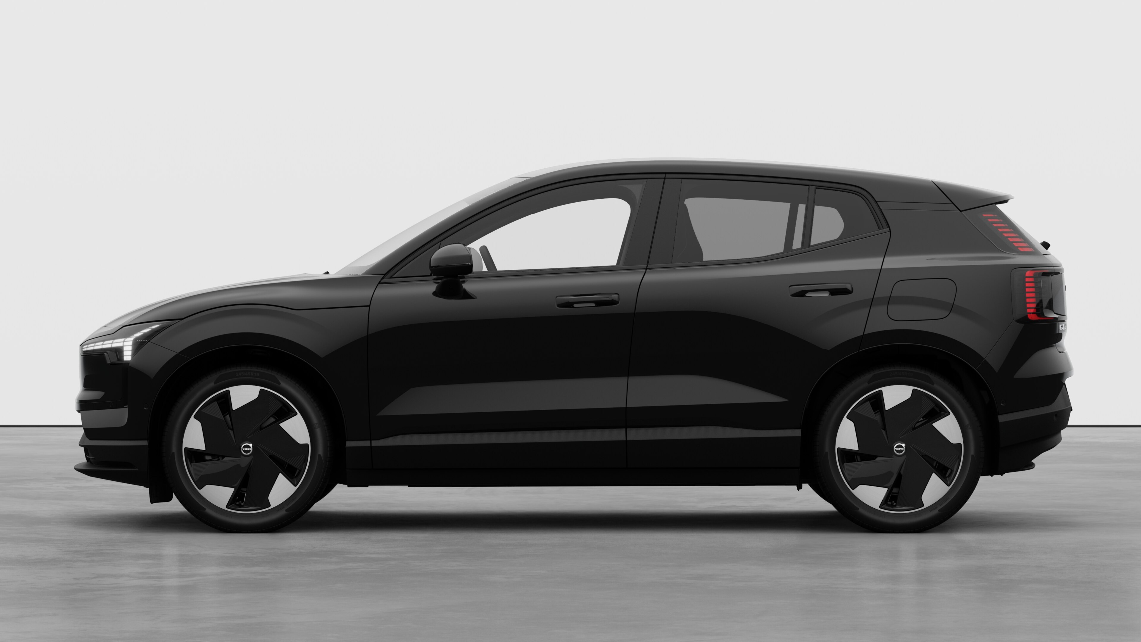 Vue latérale d’une Volvo sur un fond de studio uni. Aucun détail ou identifiant supplémentaire n’est présent.