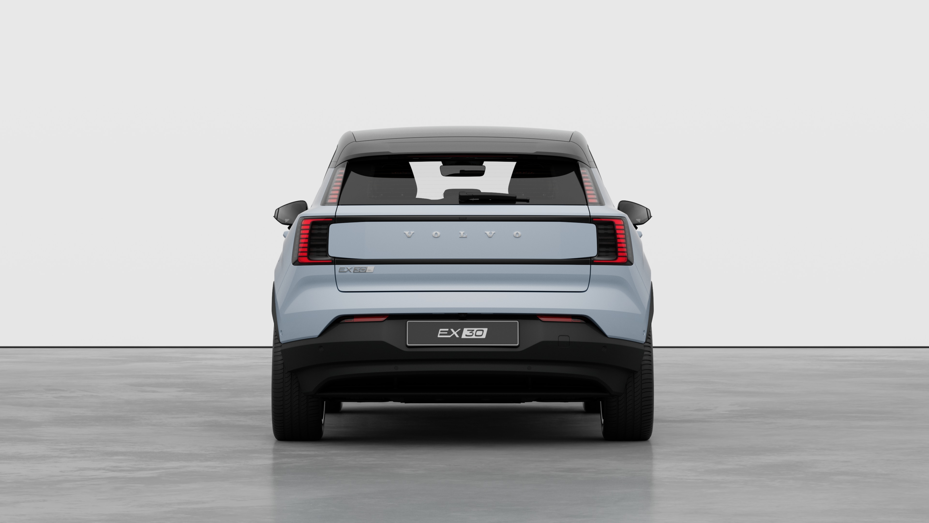 Achteraanzicht van een Volvo tegen een effen studioachtergrond.