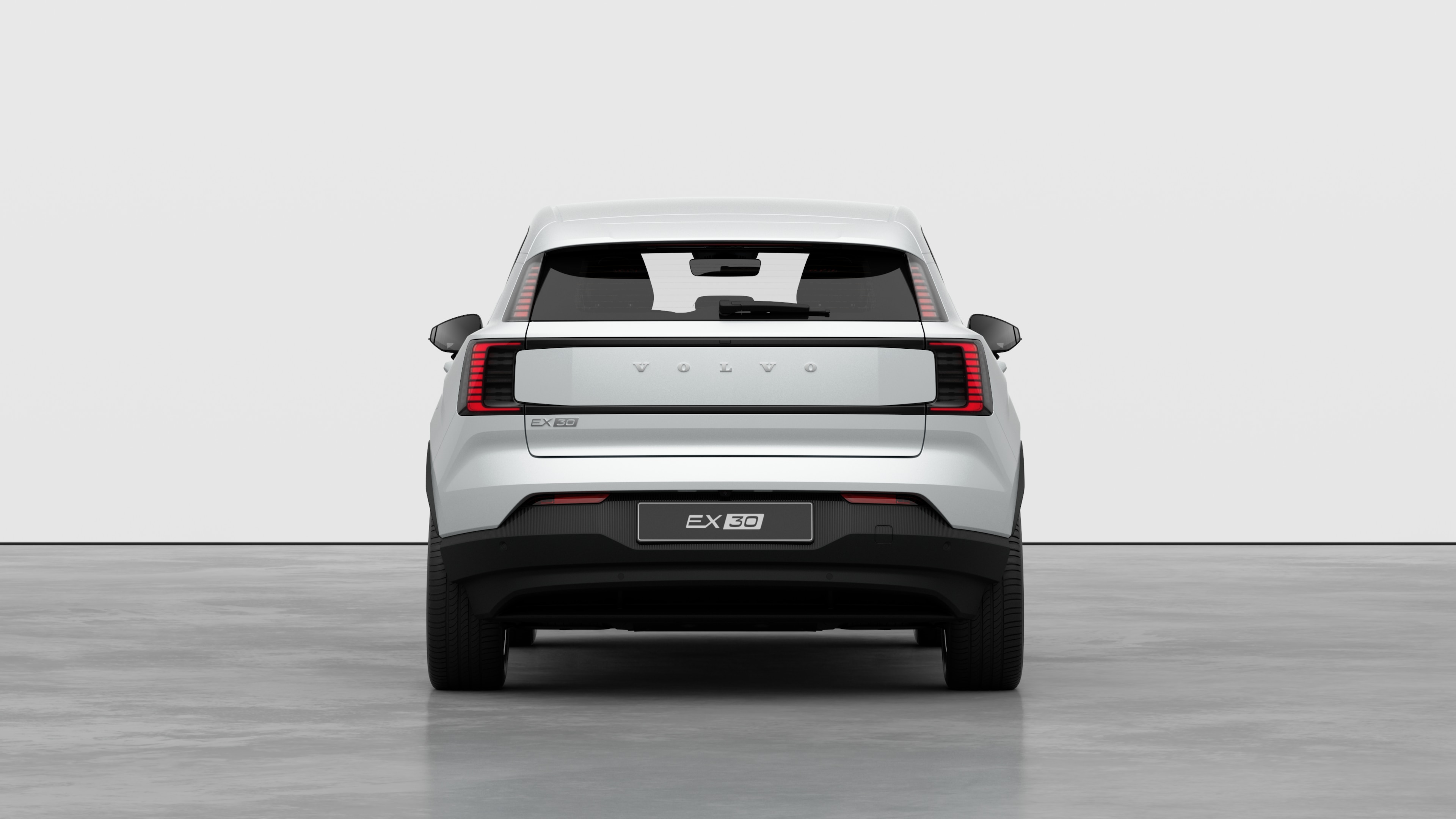 Vista posteriore di un'auto Volvo sullo sfondo di un semplice studio.