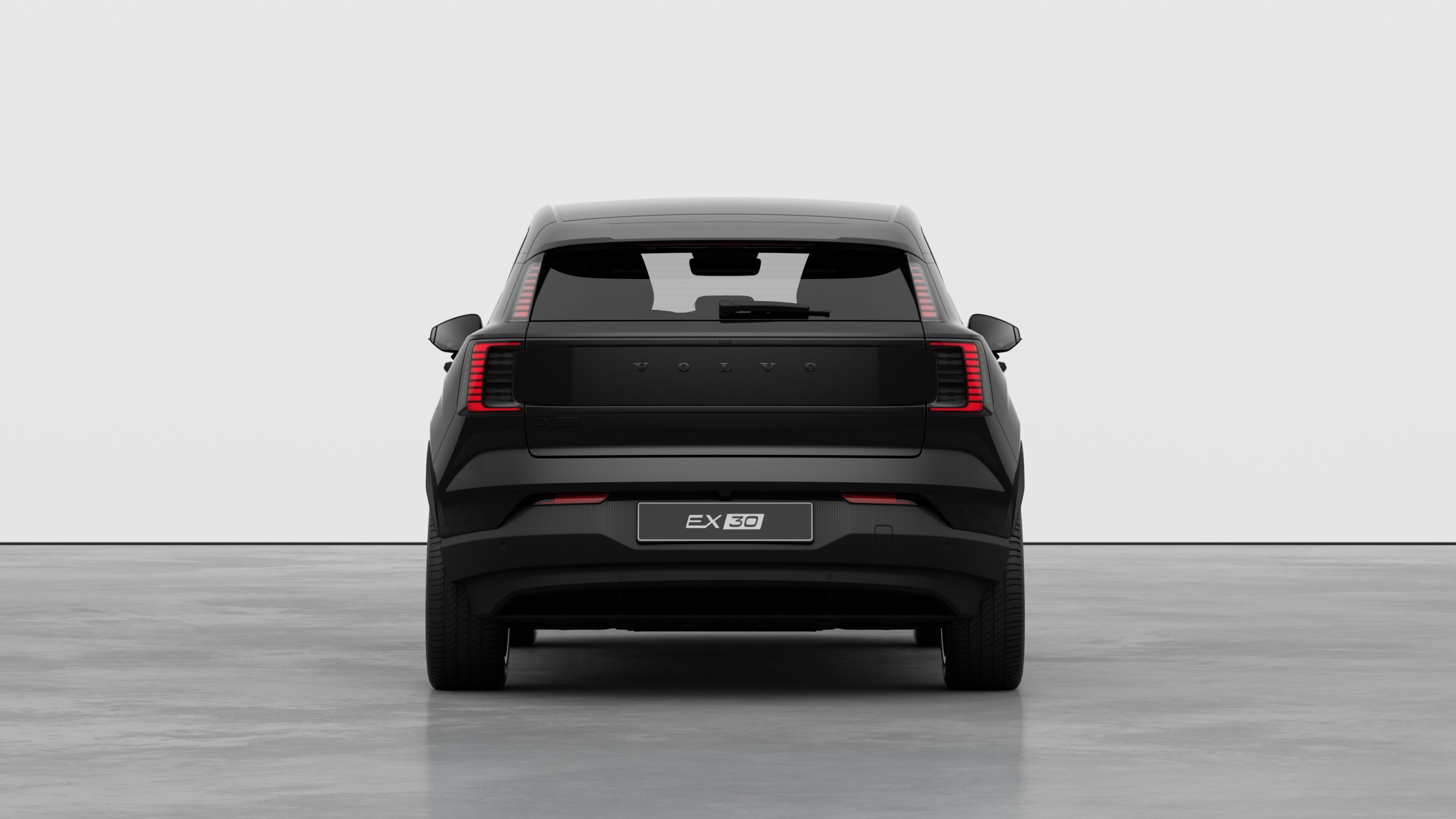 Volvobilens bakifrån mot en enkel studiobakgrund.