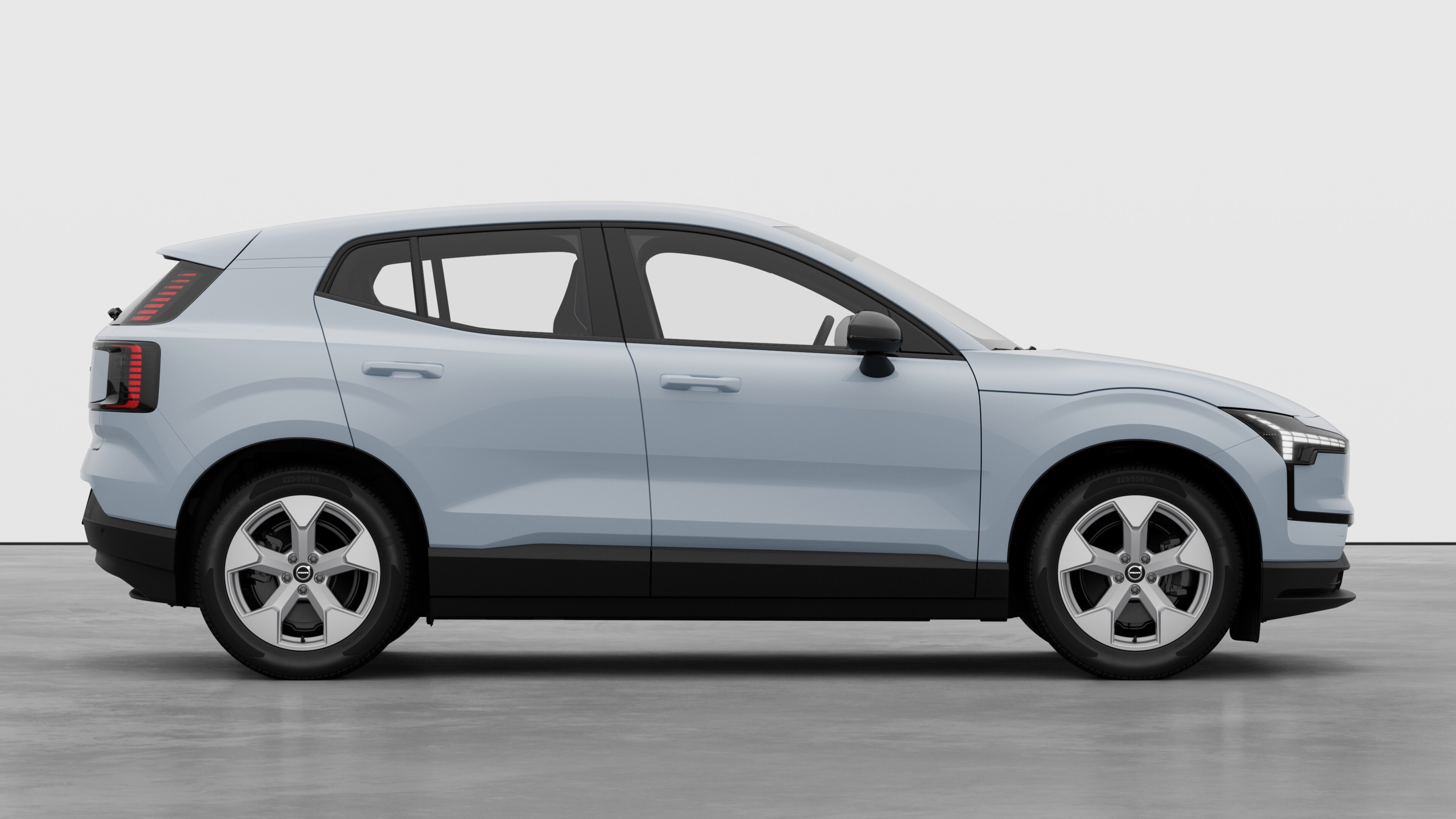 Vue latérale d’une Volvo sur fond de studio montrant les portes fermées et le design des roues visible.