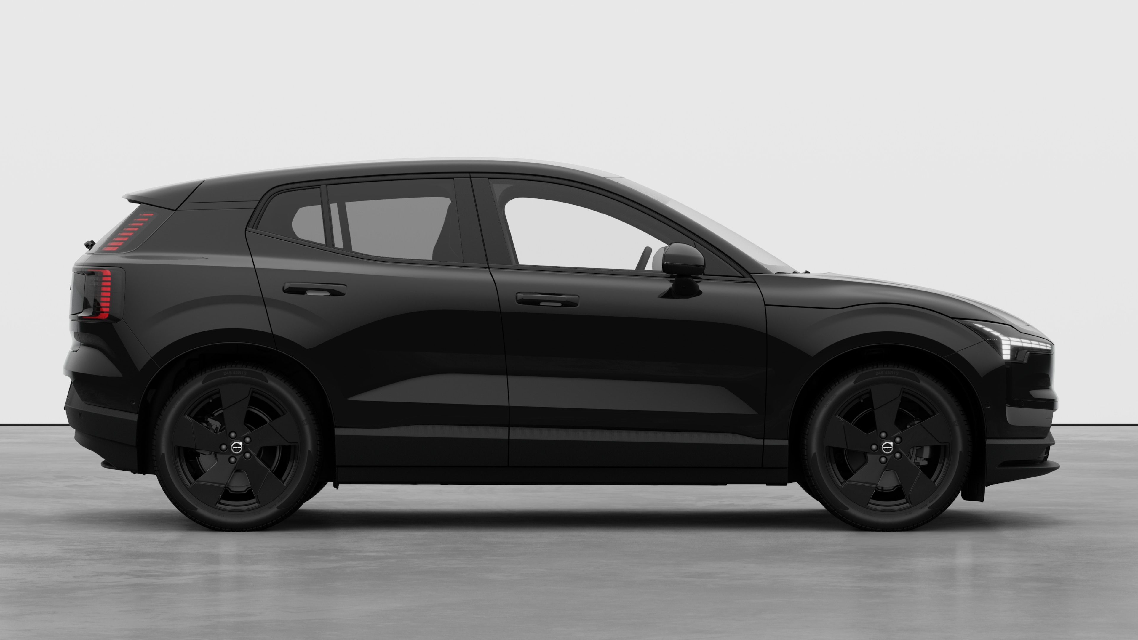 Volvo-bil set fra siden på almindelig studiebaggrund med lukkede døre og synligt hjuldesign.