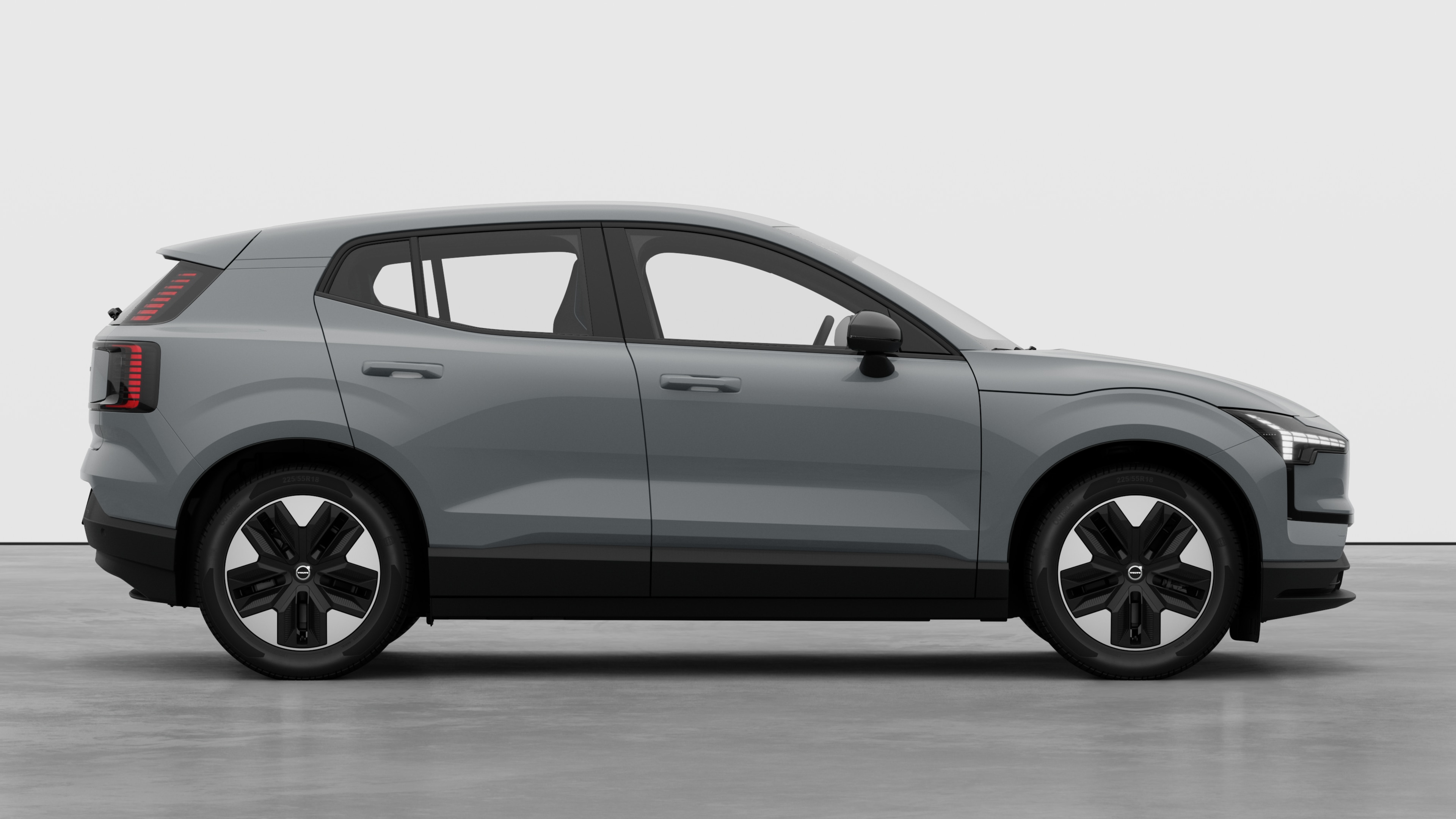 Vista laterale di un'auto Volvo sullo sfondo di uno studio che mostra le portiere chiuse e il design visibile delle ruote.