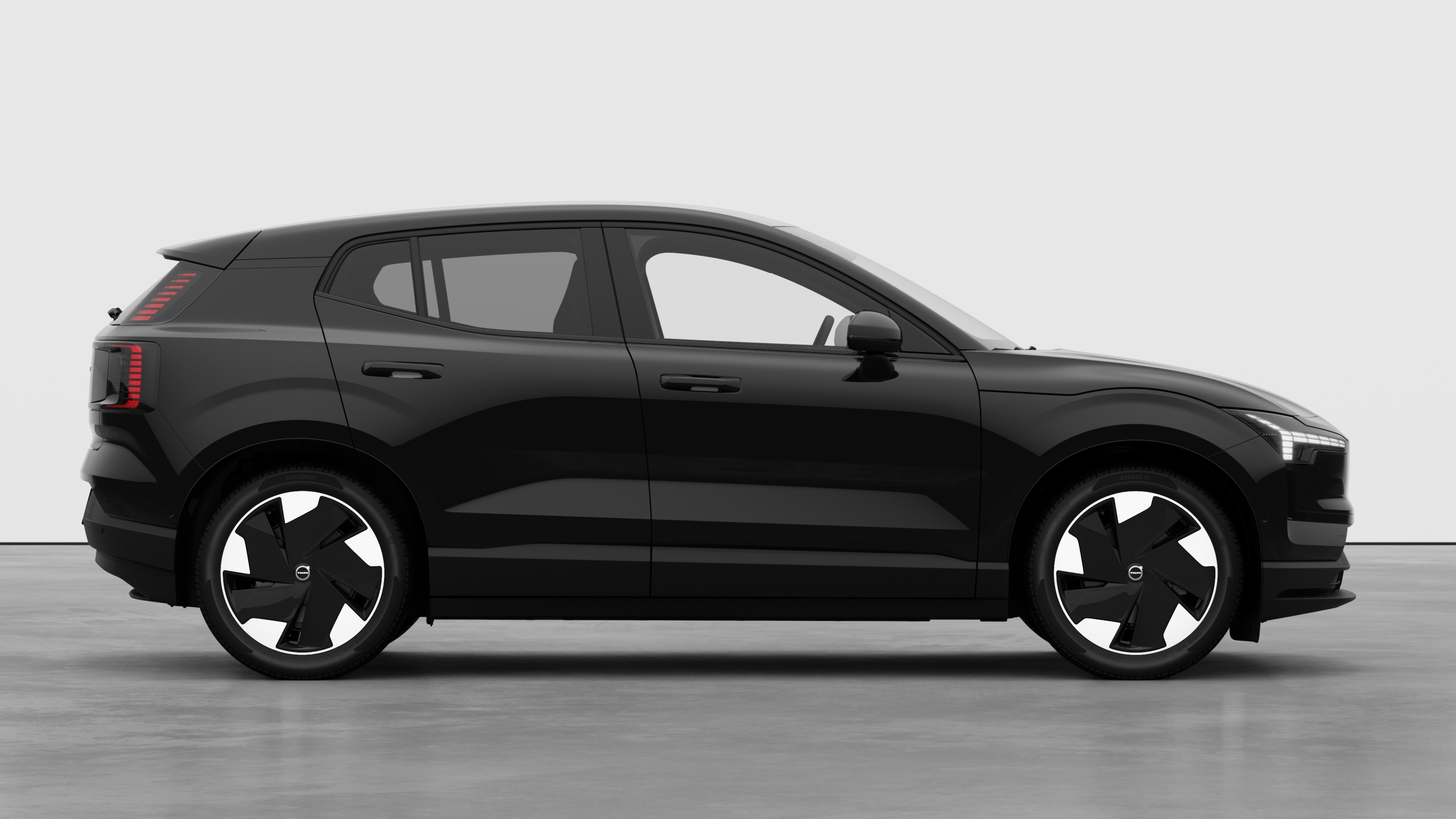 Vue latérale d’une Volvo sur fond de studio montrant les portes fermées et le design des roues visible.