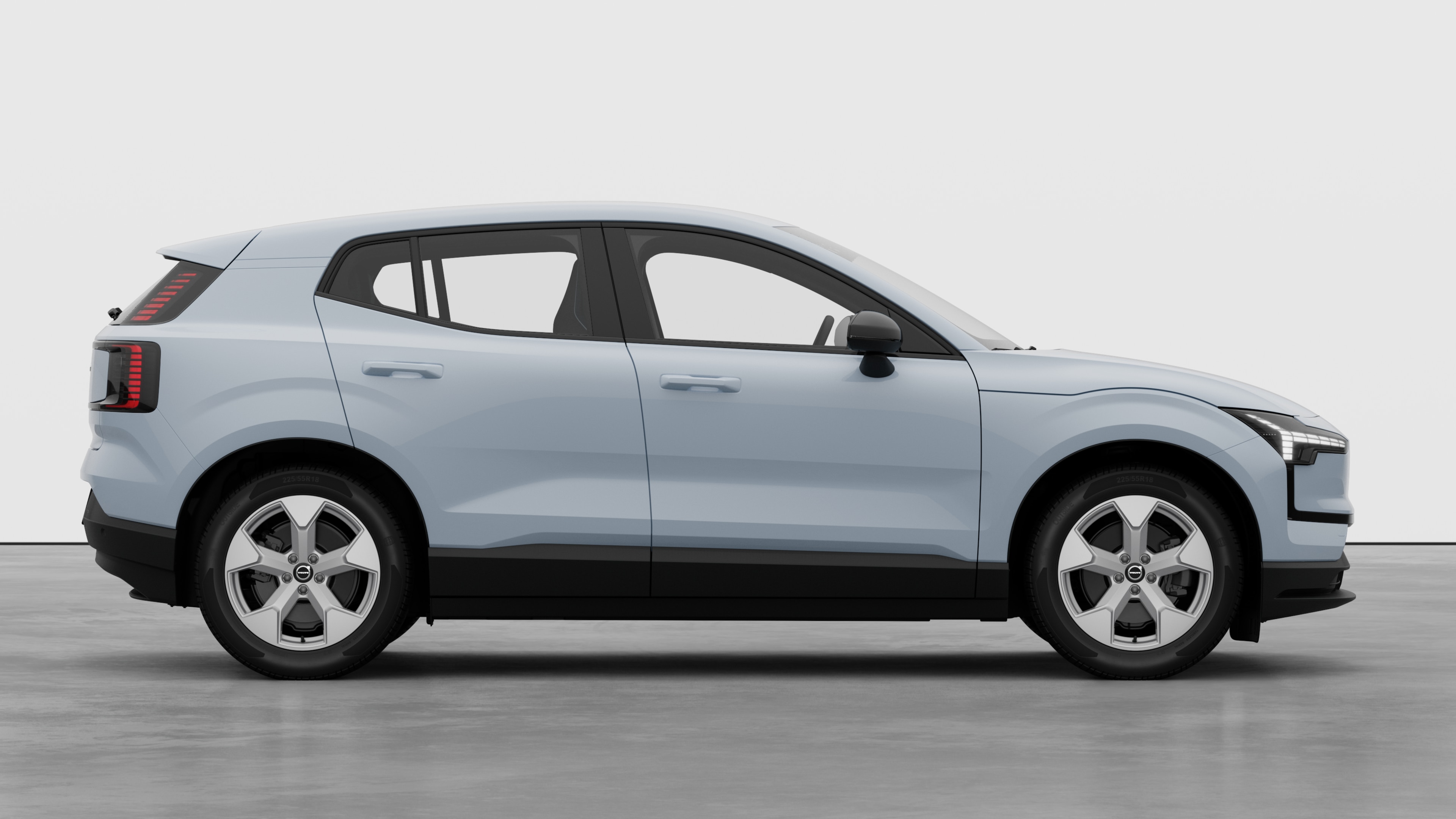 Vista laterale di un'auto Volvo sullo sfondo di uno studio che mostra le portiere chiuse e il design visibile delle ruote.