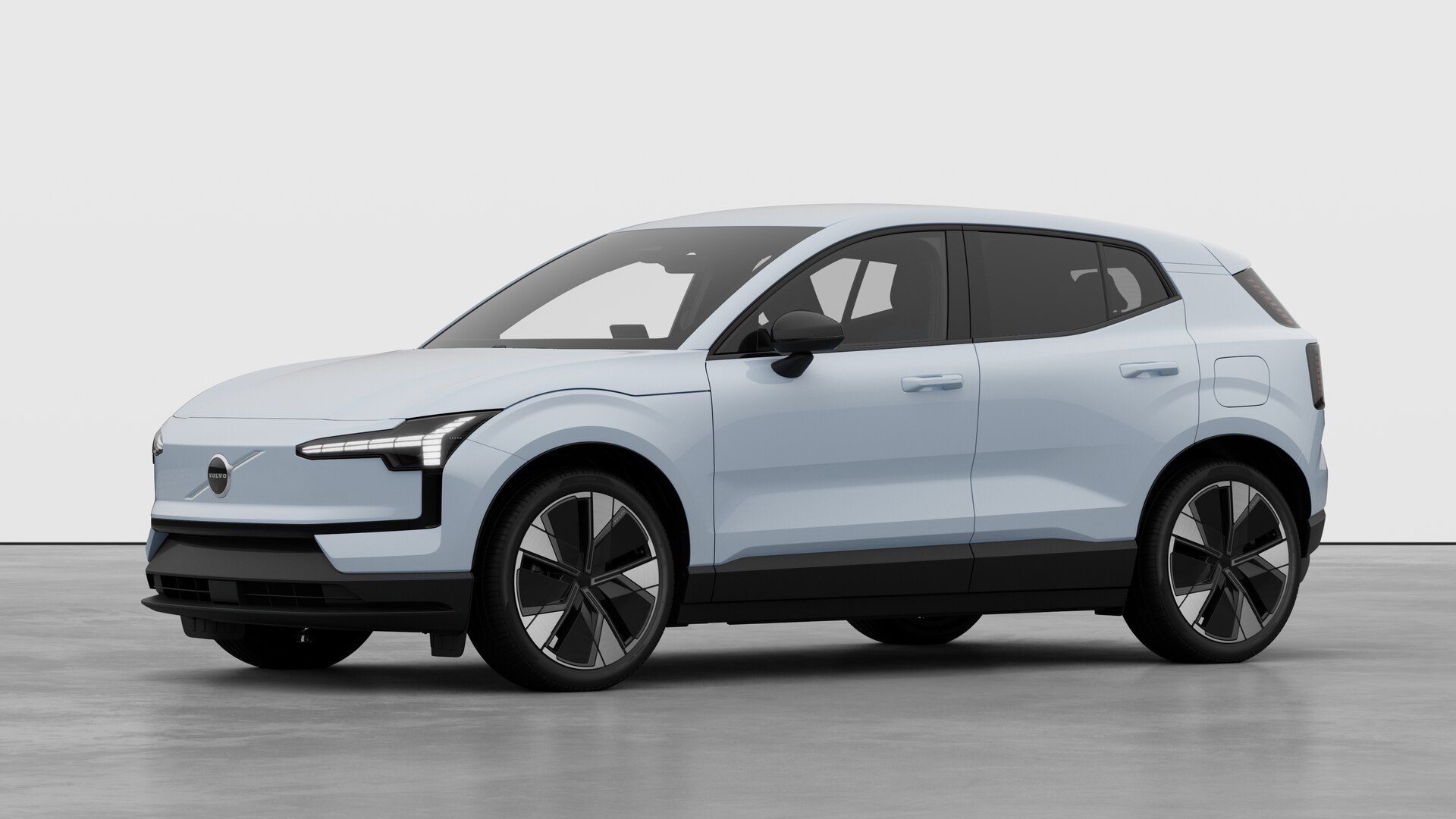 Extérieur d’une Volvo vue de trois quarts, arrière-plan uni d’un studio.