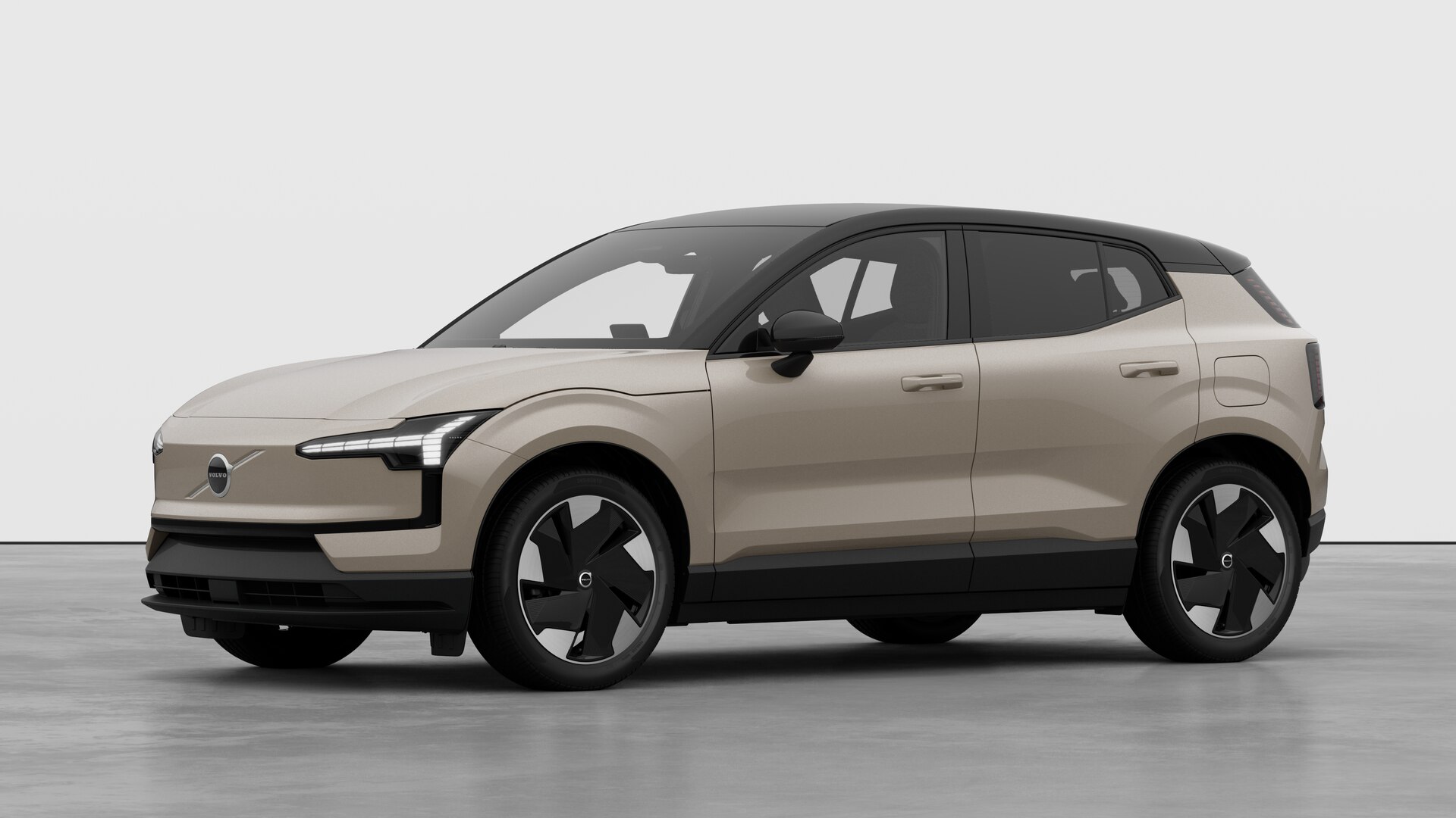 Extérieur d’une Volvo vue de trois quarts, arrière-plan uni d’un studio.