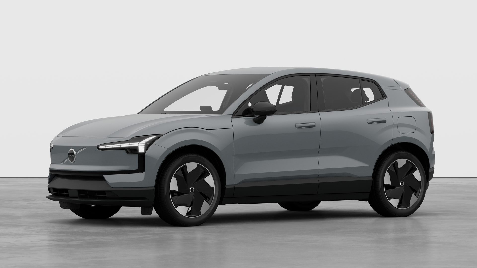 Extérieur d’une Volvo vue de trois quarts, arrière-plan uni d’un studio.