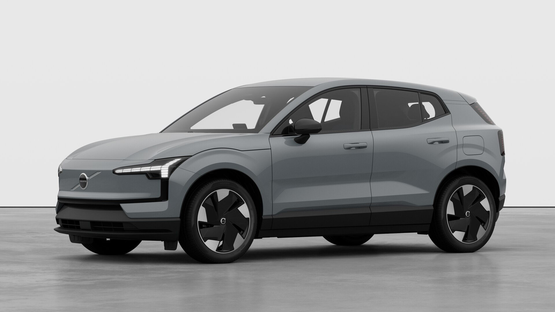 Extérieur d’une Volvo vue de trois quarts, arrière-plan uni d’un studio.