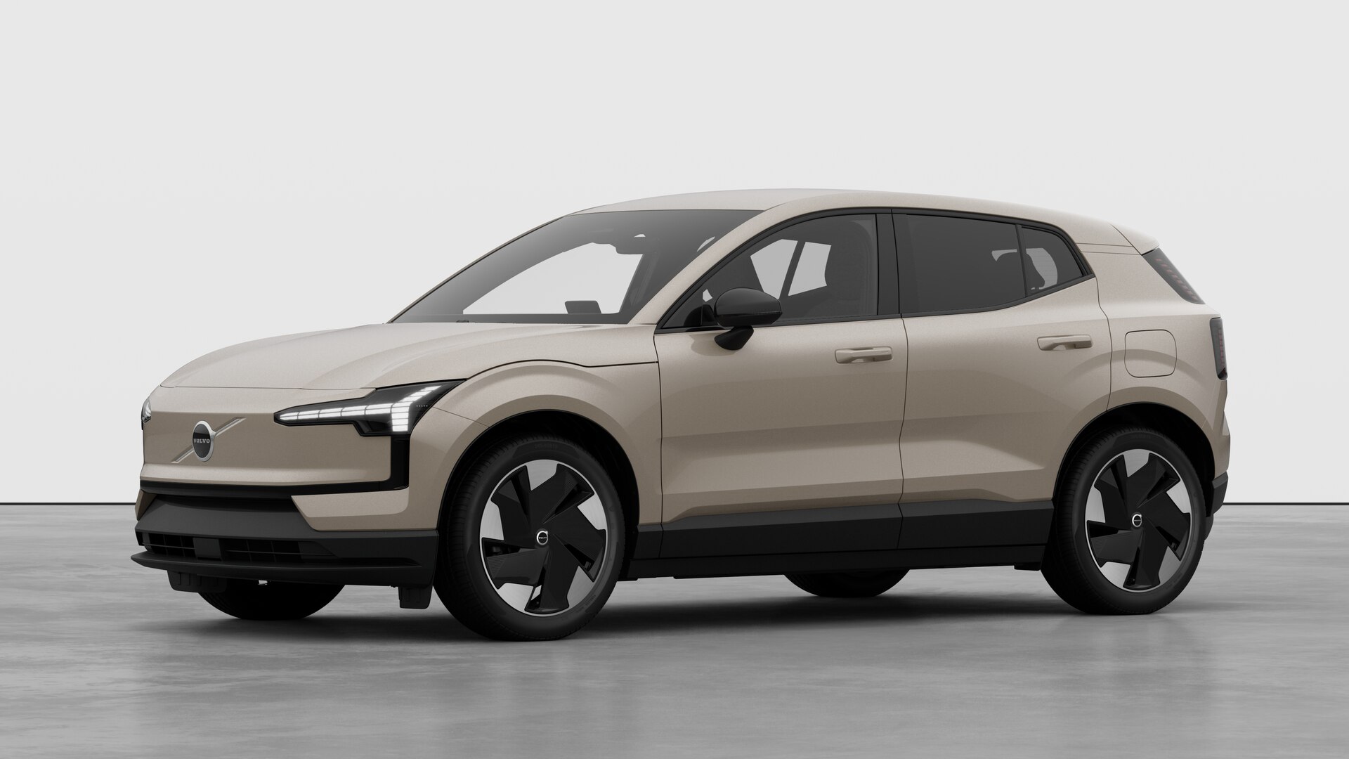 Extérieur d’une Volvo vue de trois quarts, arrière-plan uni d’un studio.