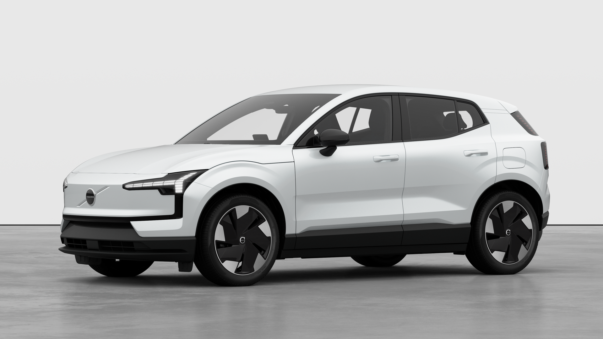 Extérieur d’une Volvo vue de trois quarts, arrière-plan uni d’un studio.