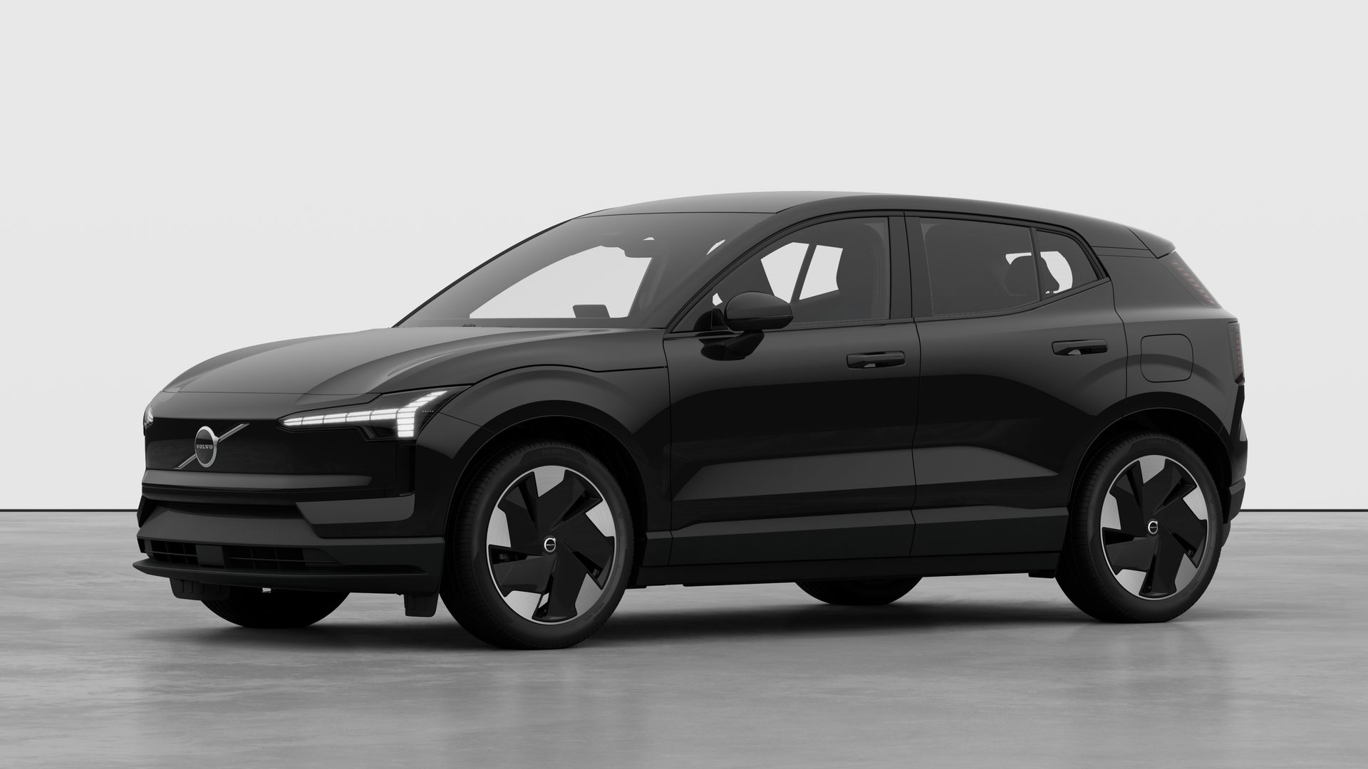 Extérieur d’une Volvo vue de trois quarts, arrière-plan uni d’un studio.