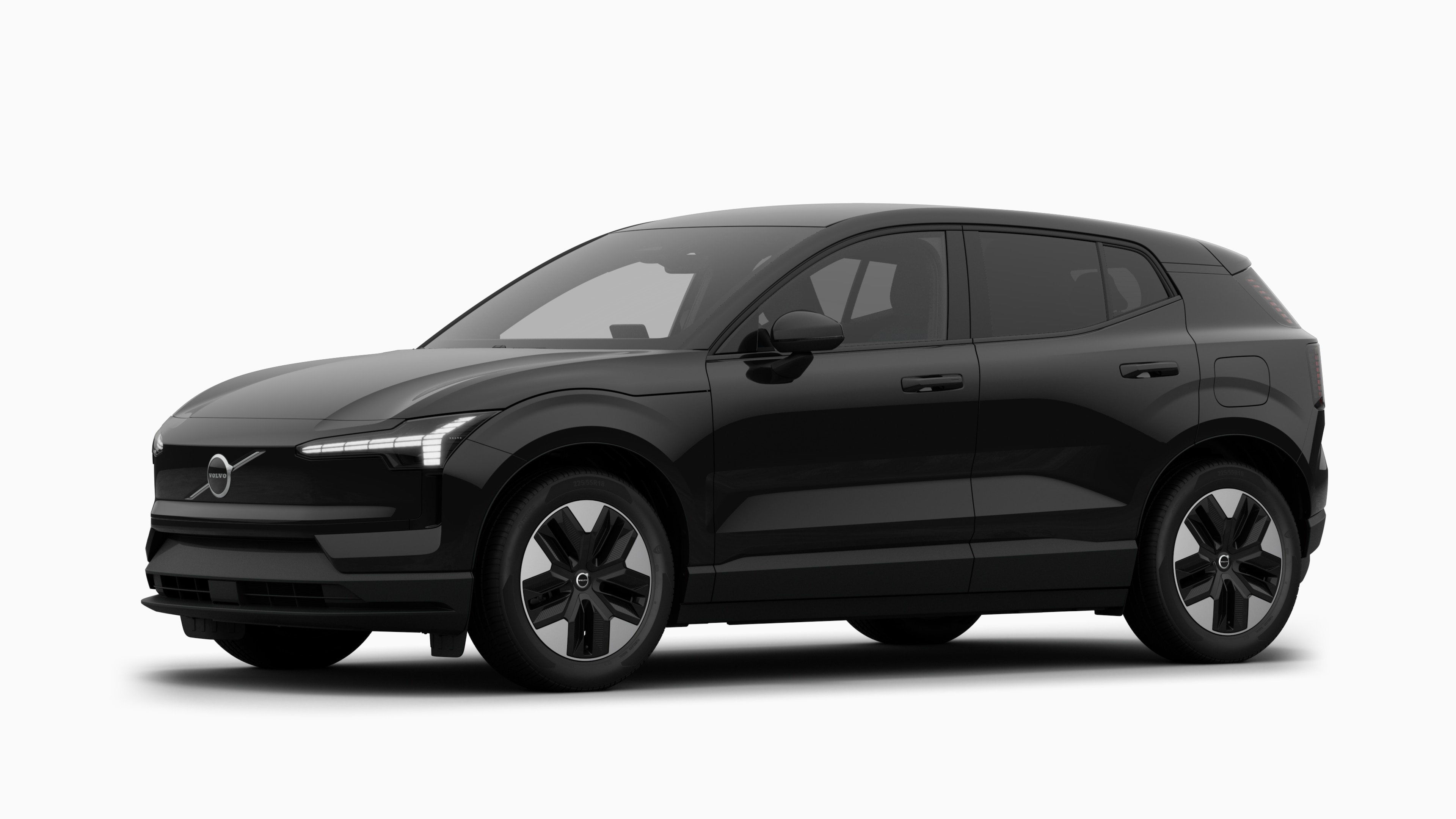 Extérieur d’une Volvo vue de trois quarts, fond de studio uni.