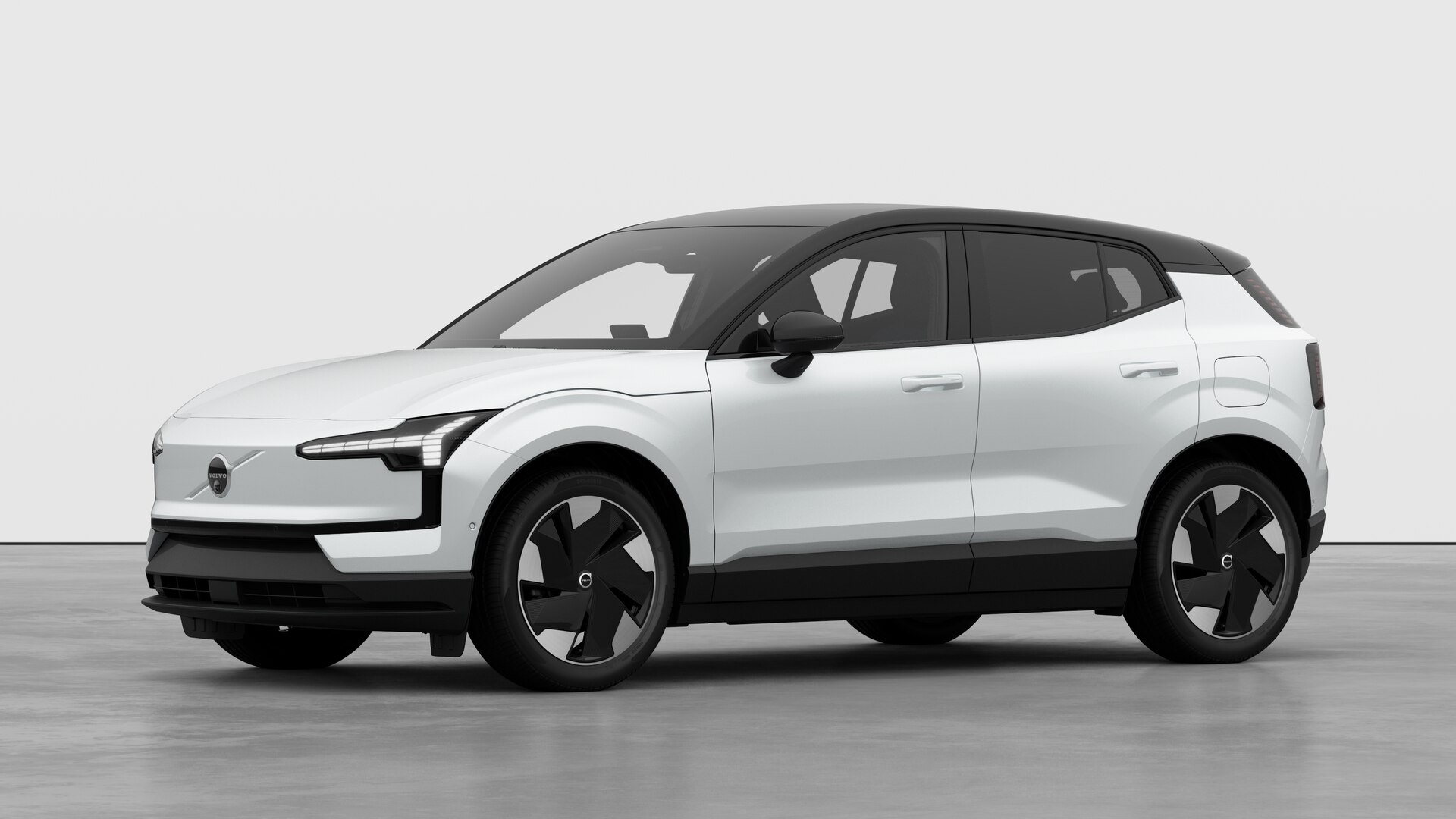 Extérieur d’une Volvo vue de trois quarts, arrière-plan uni d’un studio.