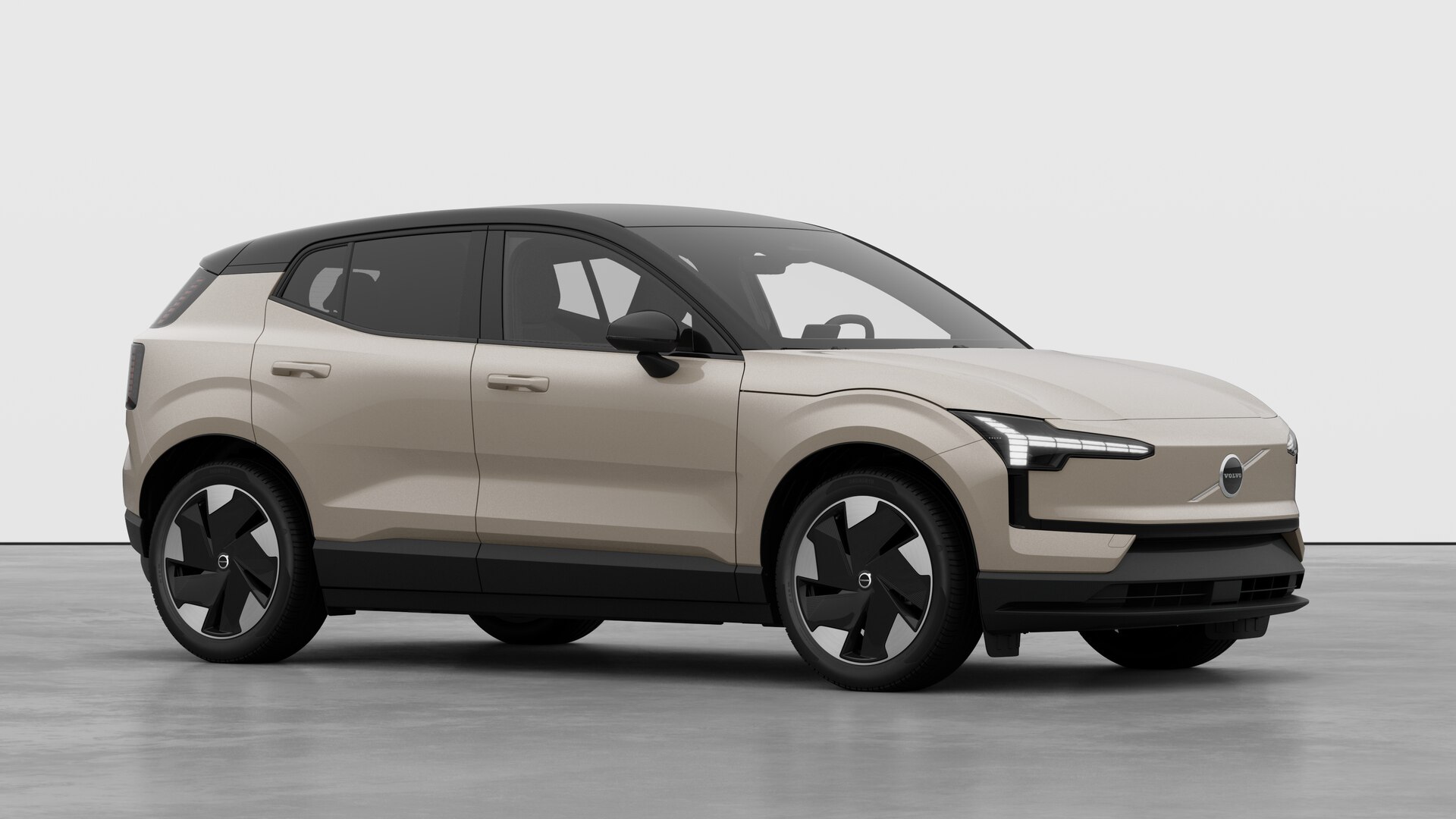 Extérieur d’une Volvo, vue de trois quarts sur un fond de studio uni.