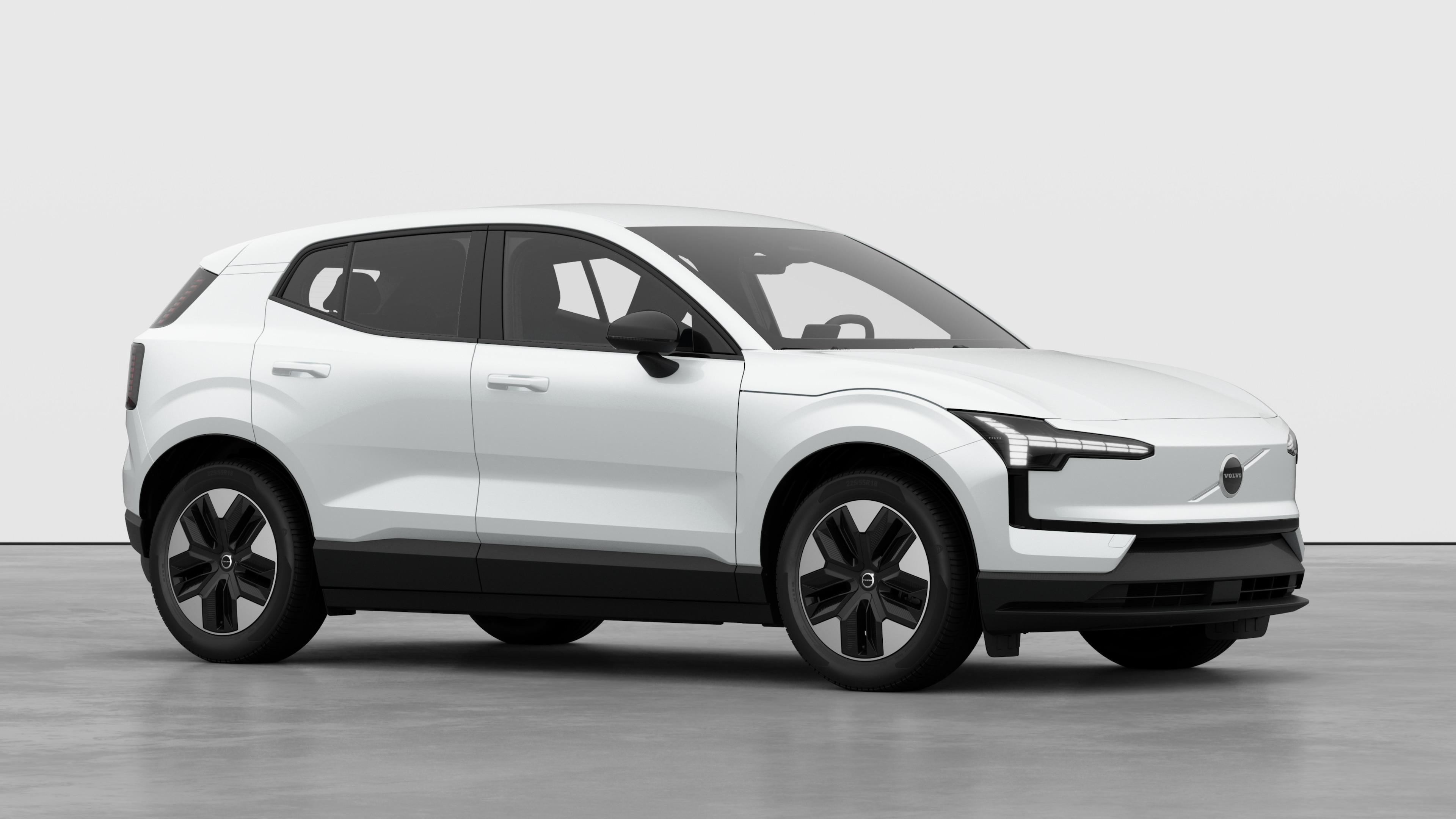 Esterno di un'auto Volvo, vista di tre quarti sullo sfondo di uno studio.