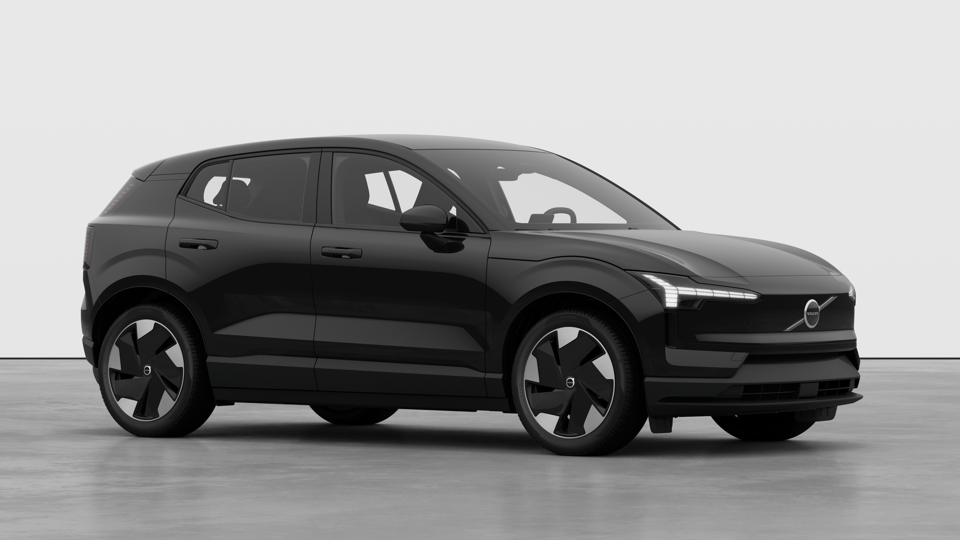 Extérieur d’une Volvo, vue de trois quarts sur un fond de studio uni.