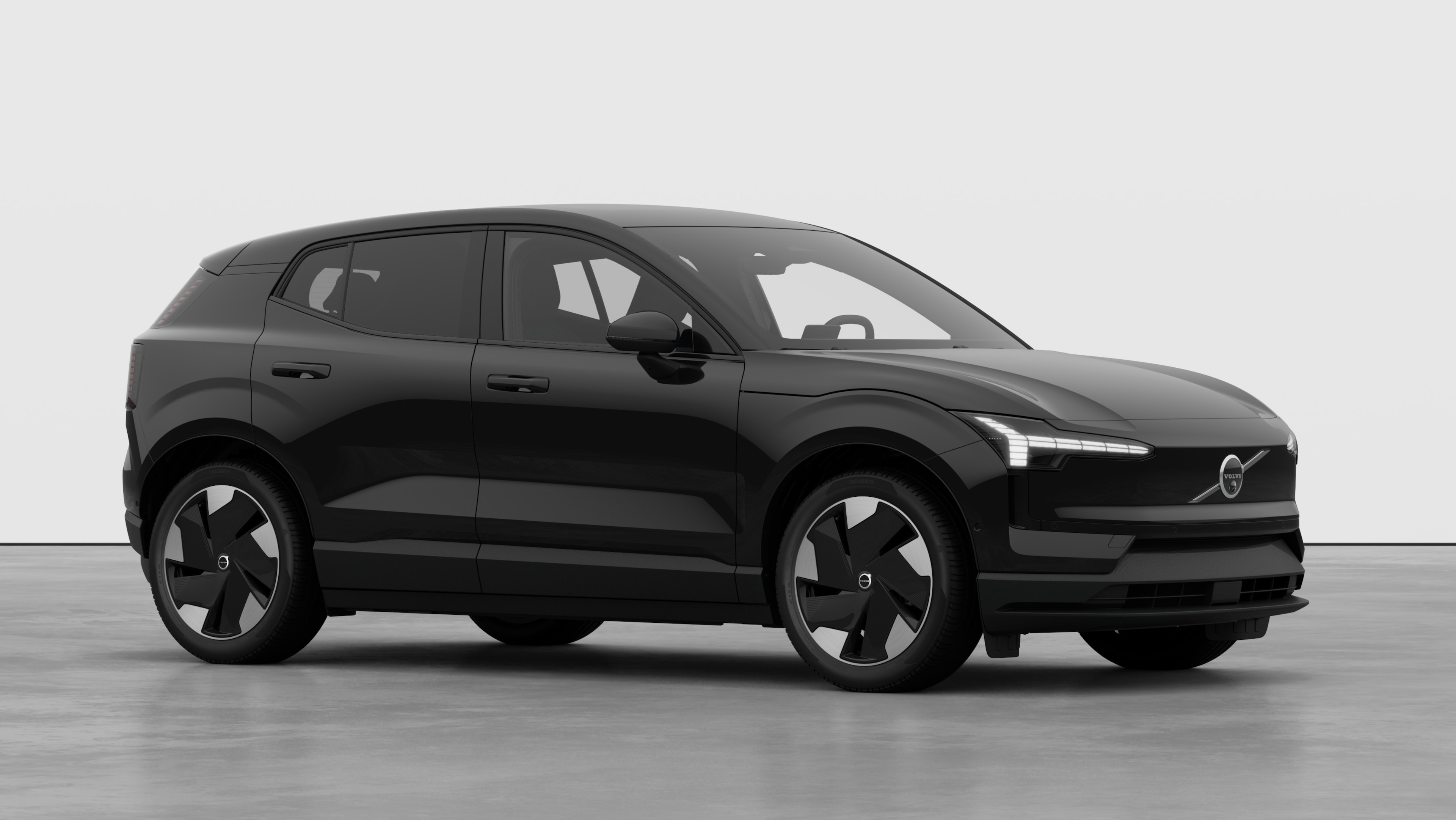 Extérieur d’une Volvo, vue de trois quarts sur un fond de studio uni.