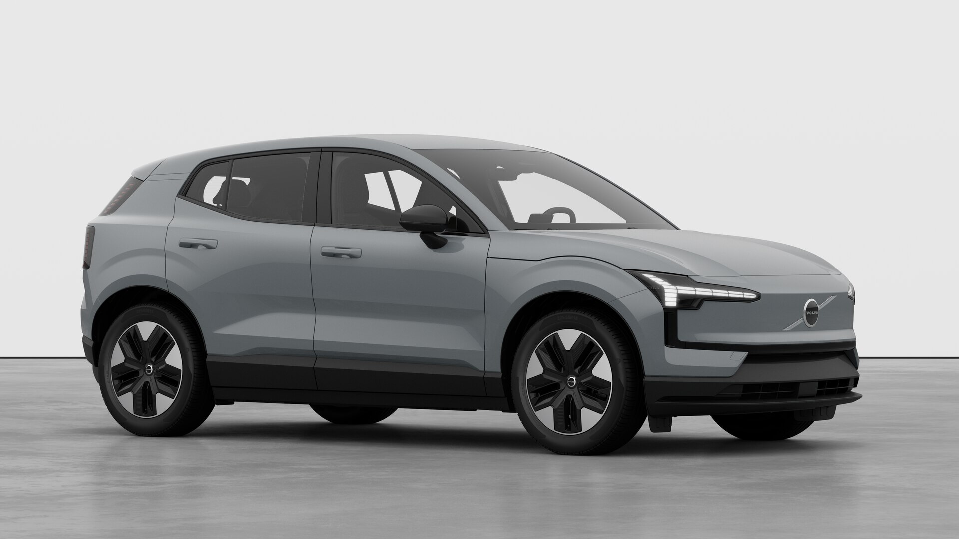 Extérieur d’une Volvo, vue de trois quarts sur un fond de studio uni.