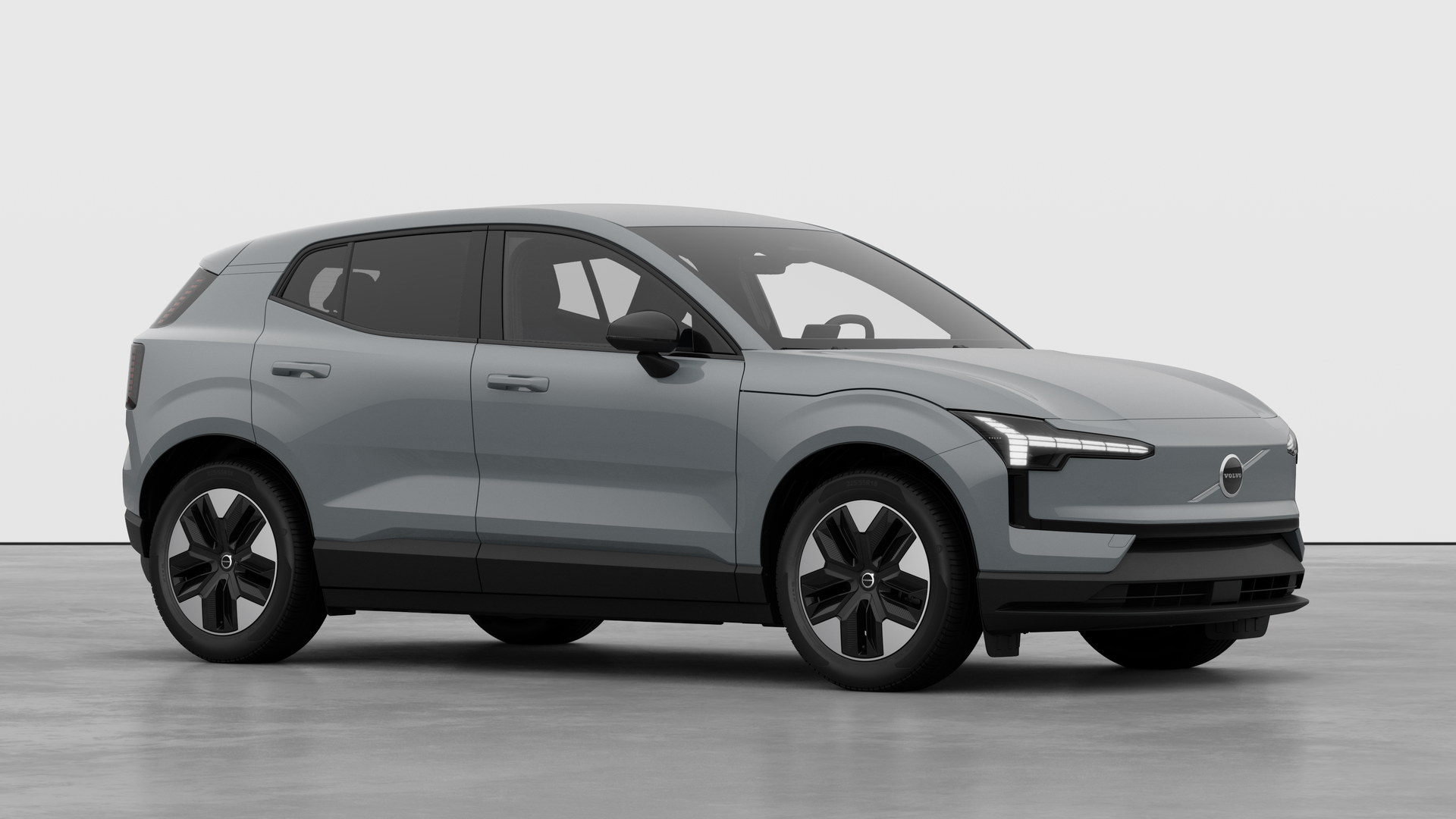 Extérieur d’une Volvo, vue de trois quarts sur un fond de studio uni.