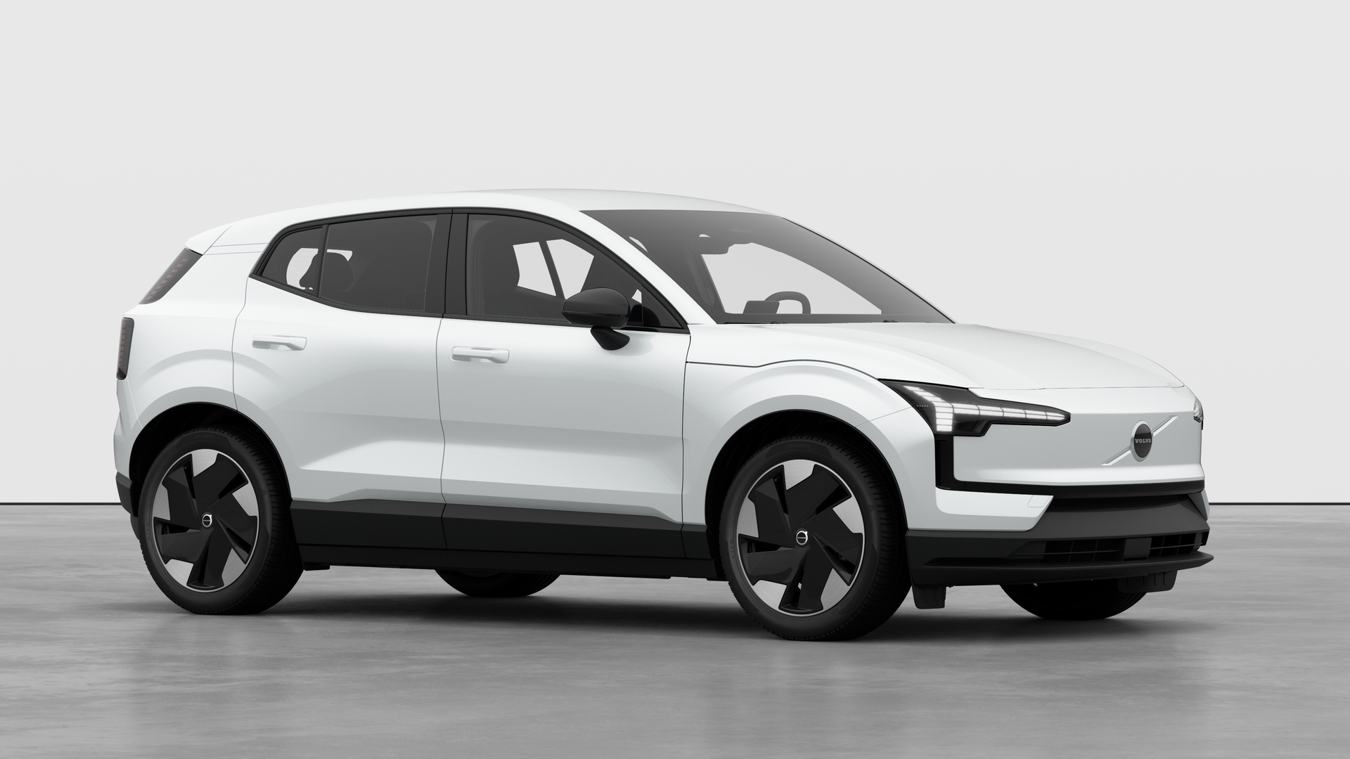 Extérieur d’une Volvo, vue de trois quarts sur un fond de studio uni.