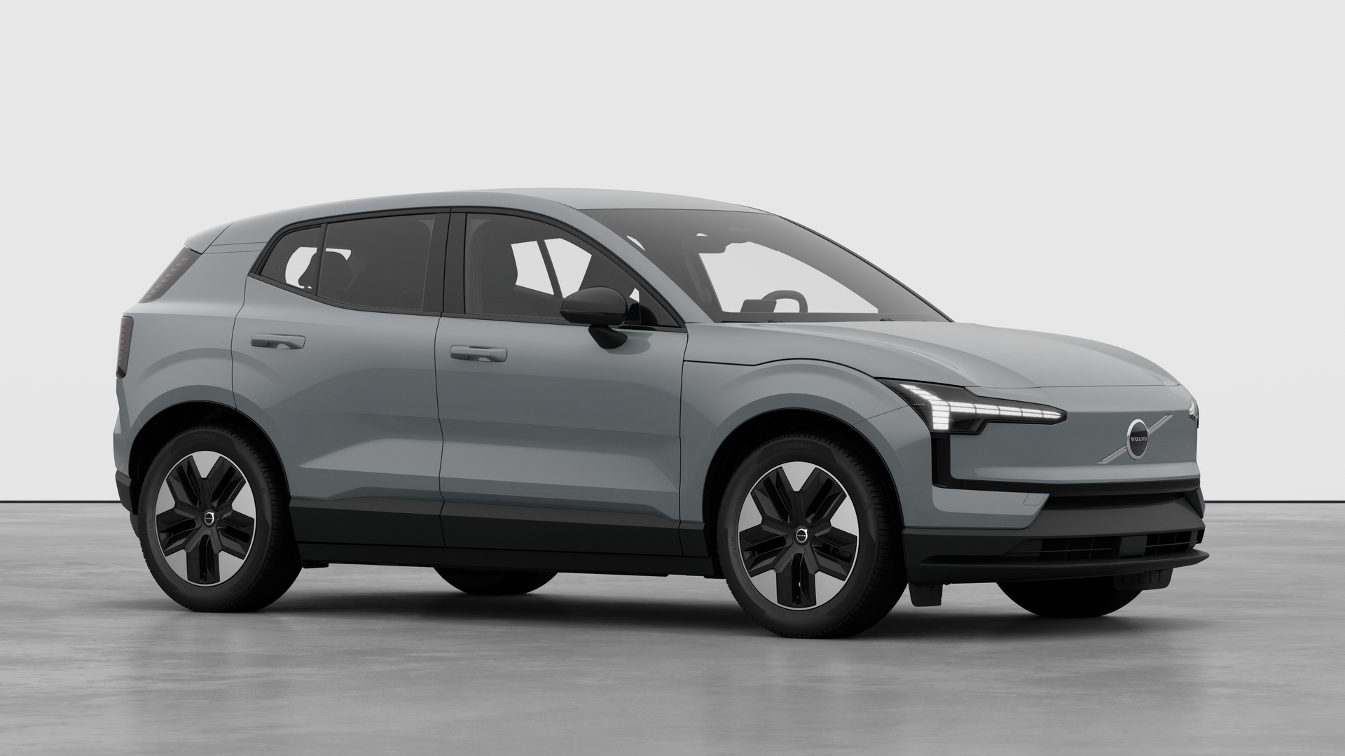 Extérieur d’une Volvo, vue de trois quarts sur un fond de studio uni.