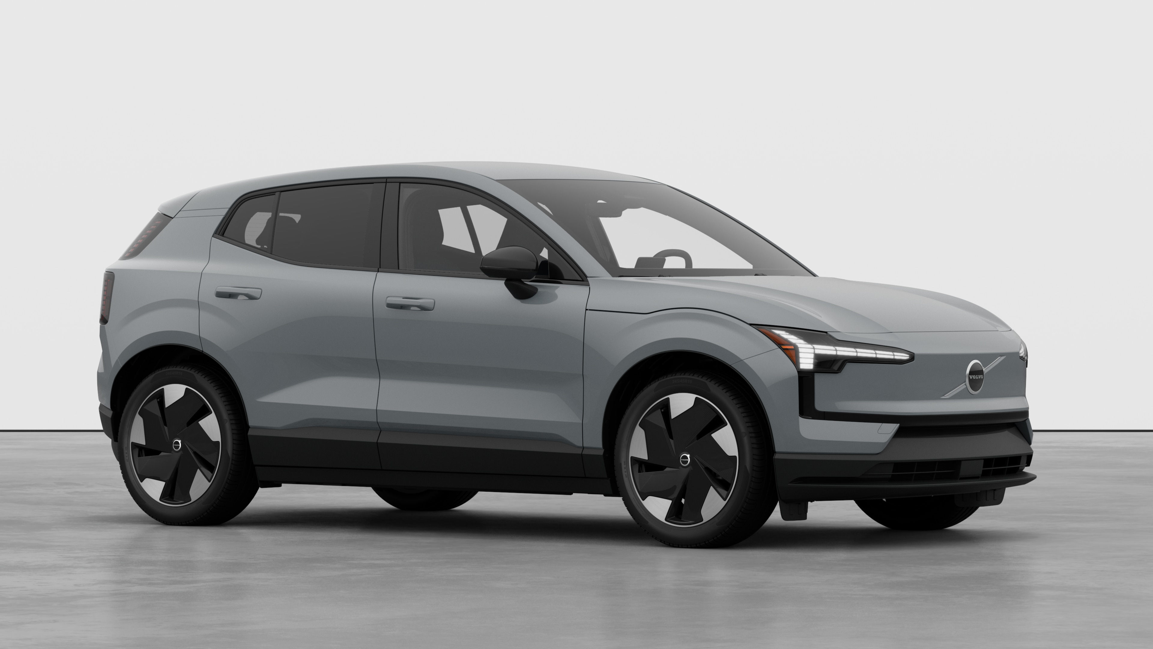 Extérieur d’une voiture Volvo, vue de trois quarts sur un fond de studio uni.