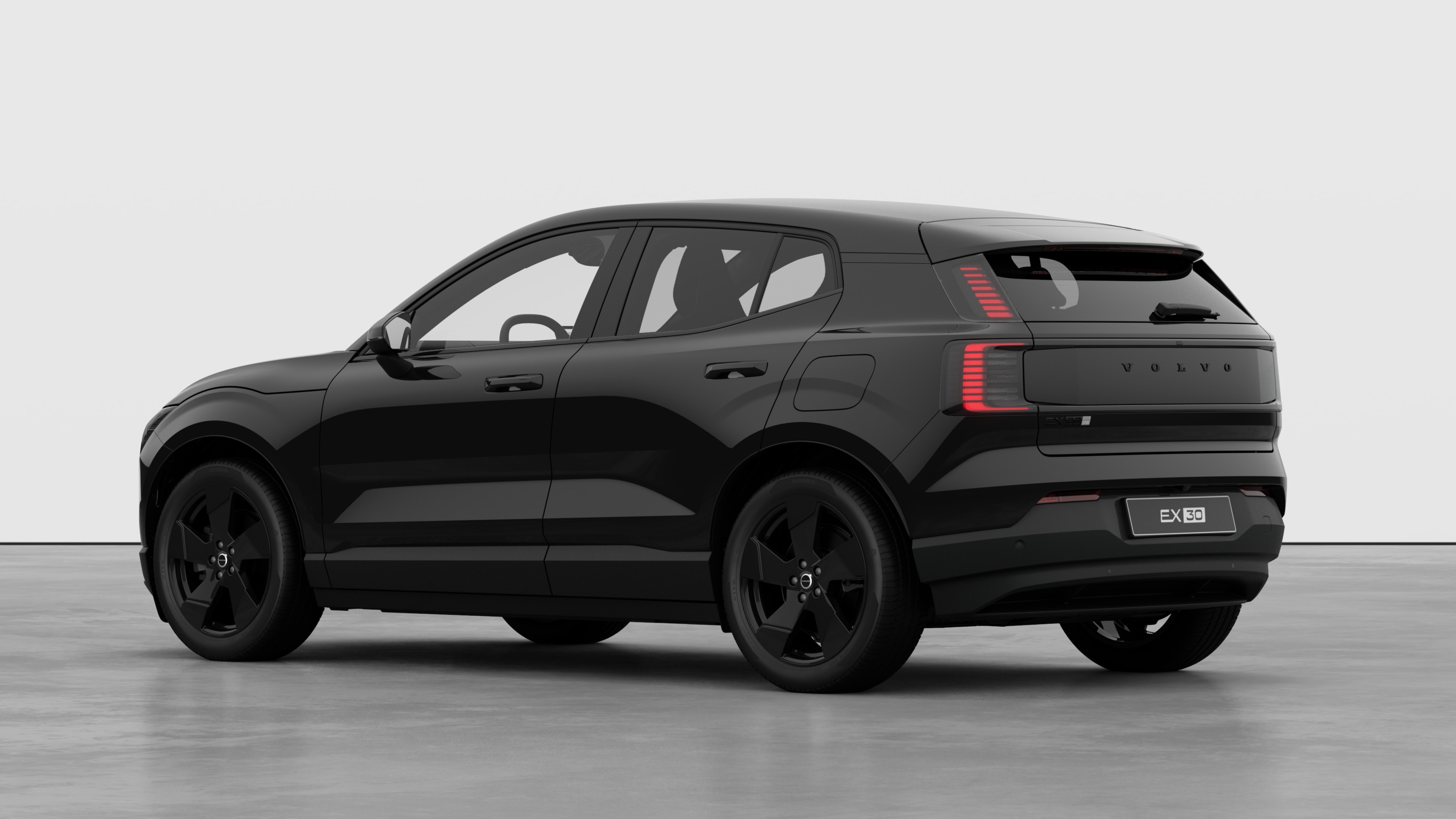 Volvo-bilens bakre trekvart visning i vanlig studiobakgrunn.