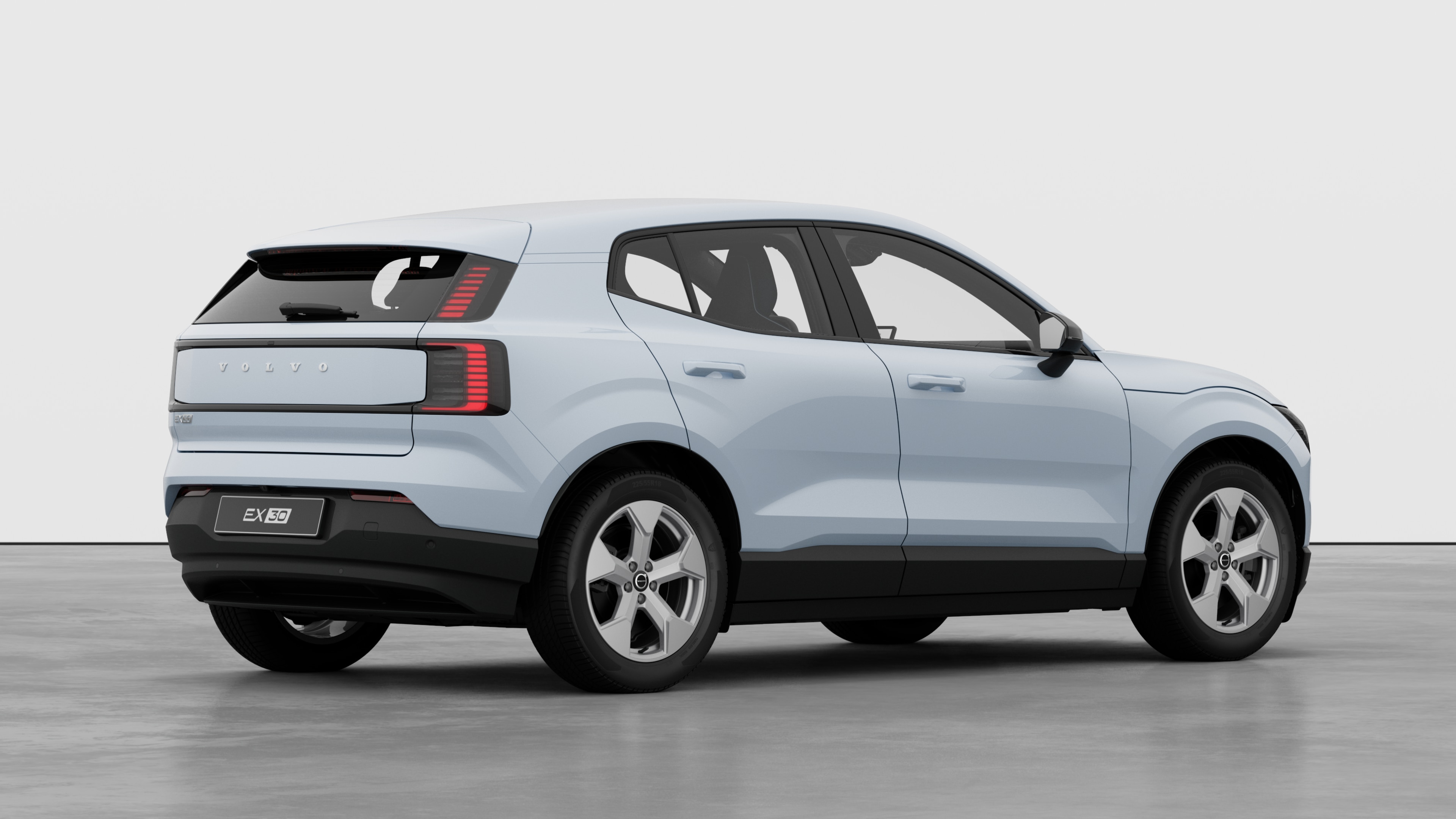 Vista traseira de três quartos do automóvel Volvo sobre fundo de estúdio simples.