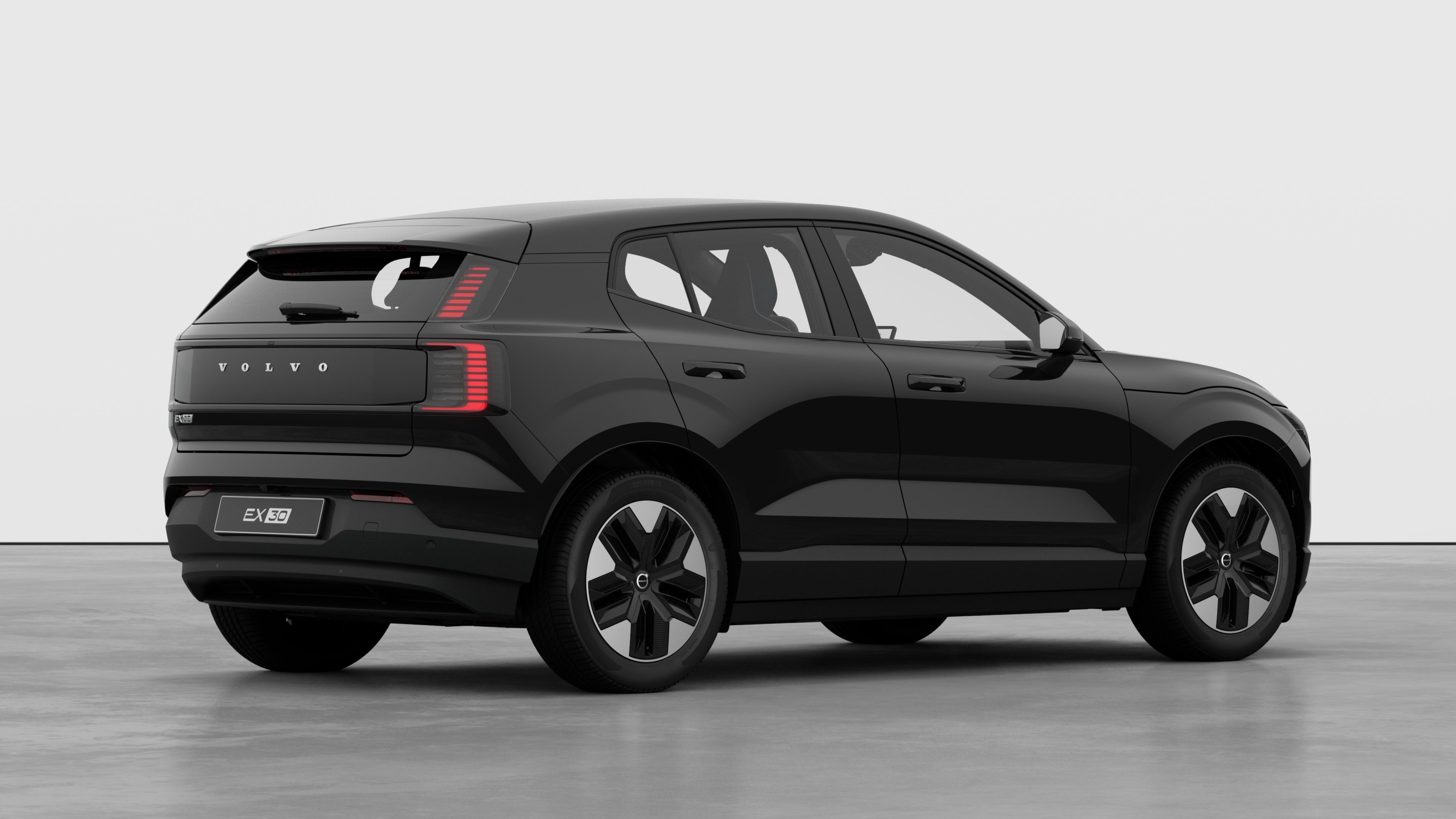 Vista posteriore di tre quarti di un'auto Volvo su sfondo in studio.