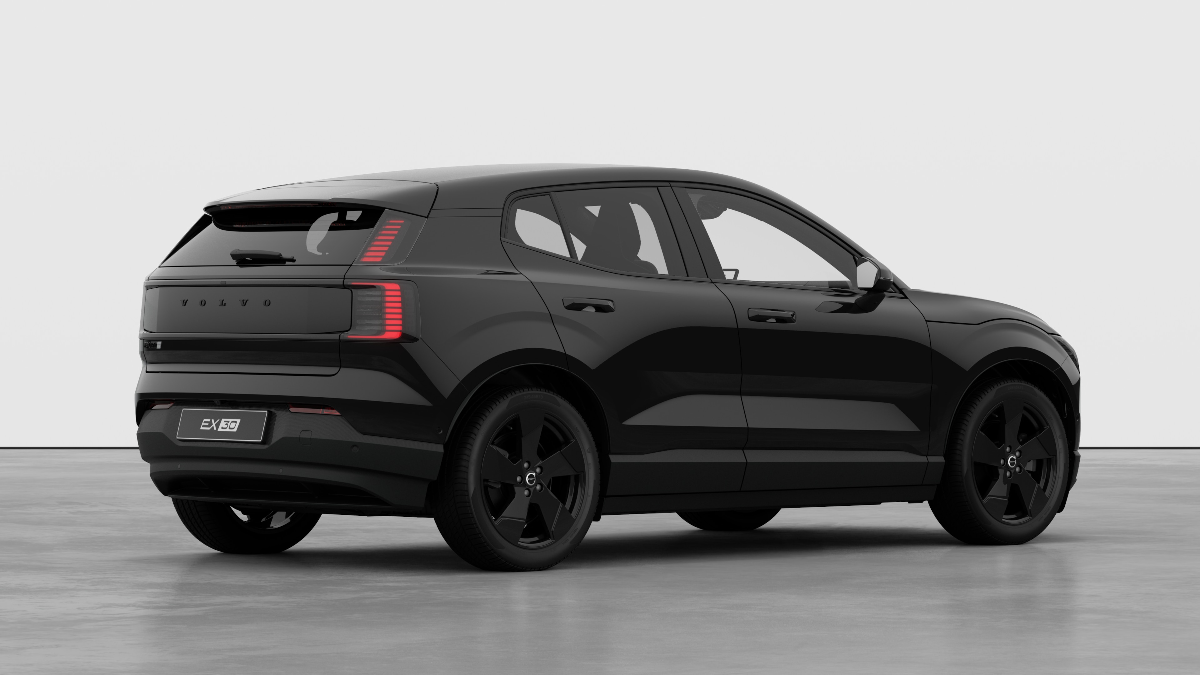 Volvo-bil bagfra trekvart visning på almindelig studiebaggrund.